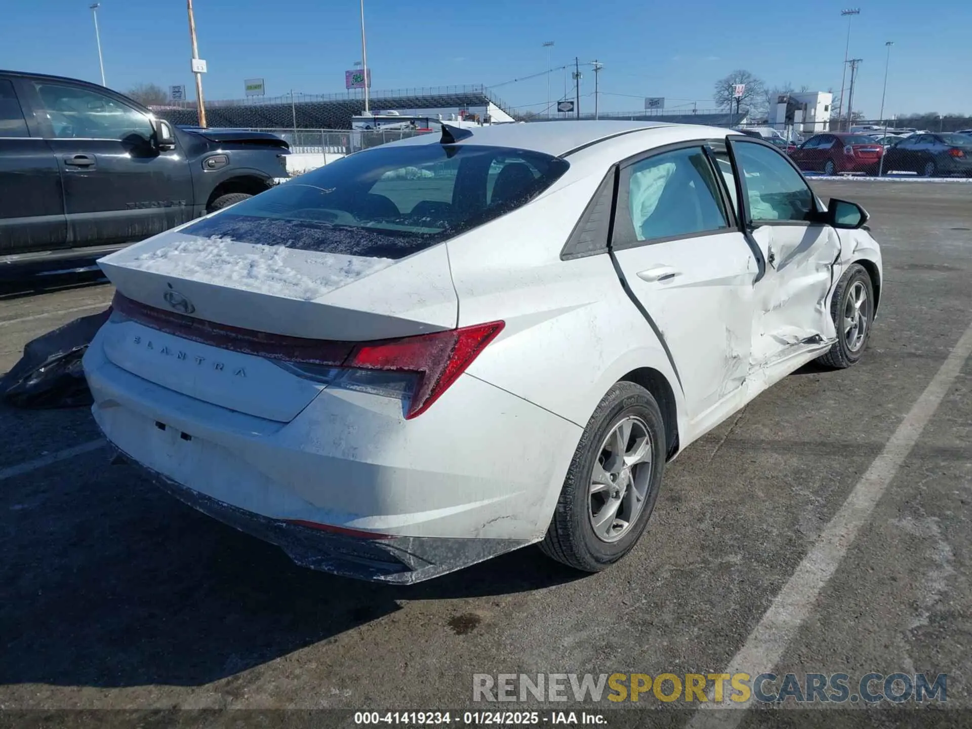 4 Photograph of a damaged car 5NPLL4AG9NH055757 HYUNDAI ELANTRA 2022
