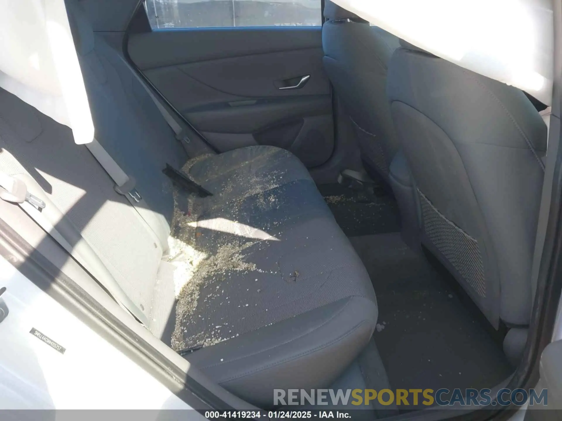 8 Photograph of a damaged car 5NPLL4AG9NH055757 HYUNDAI ELANTRA 2022
