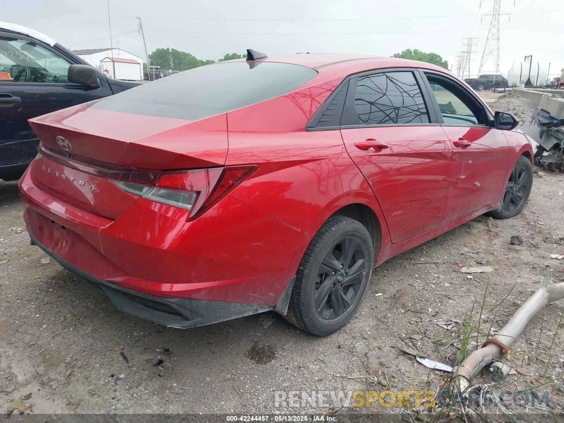 4 Photograph of a damaged car 5NPLM4AG0NH065820 HYUNDAI ELANTRA 2022