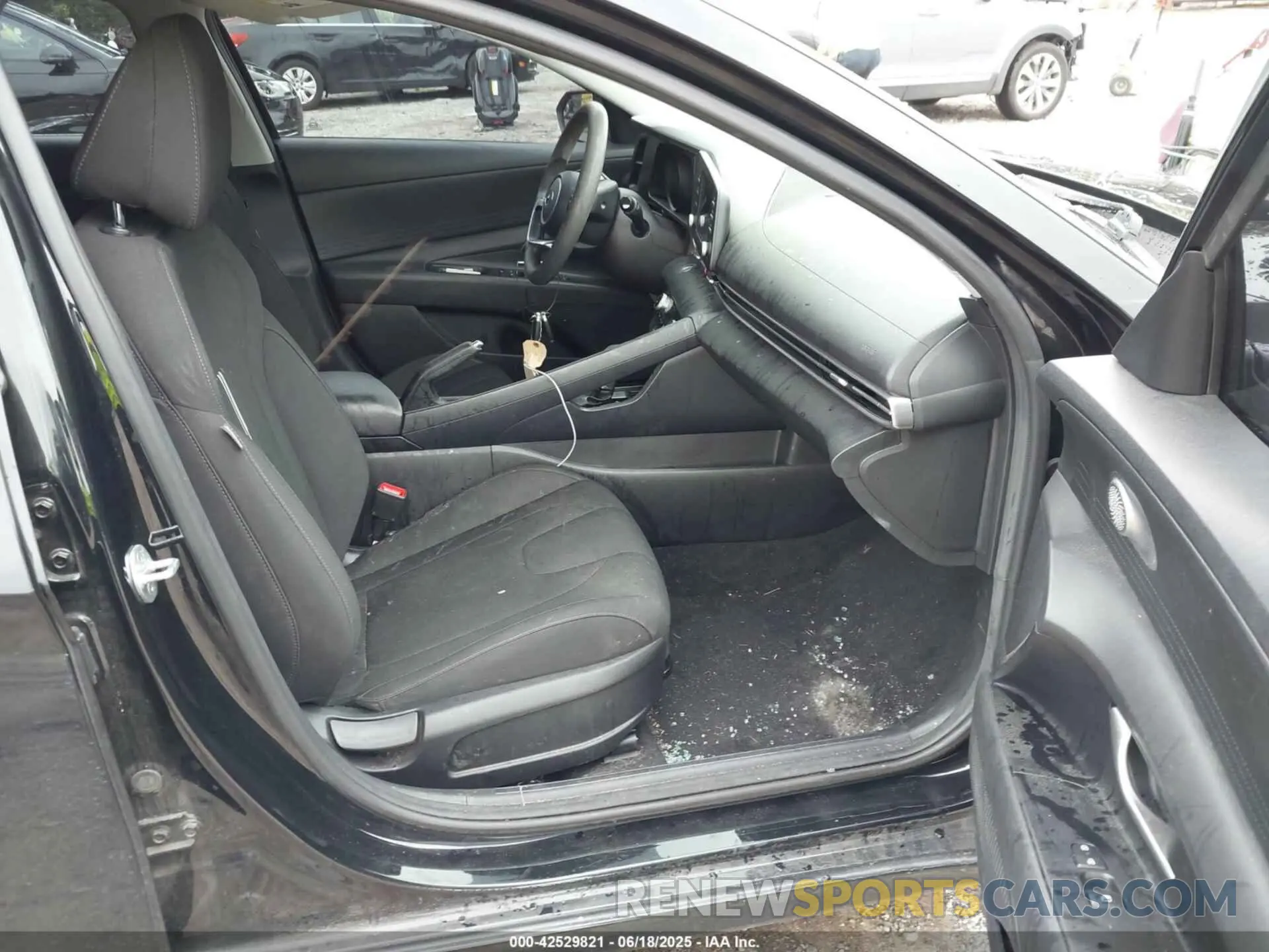 5 Photograph of a damaged car 5NPLM4AG2NH064961 HYUNDAI ELANTRA 2022