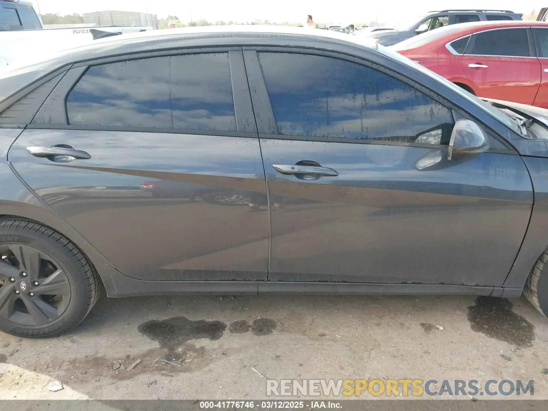 13 Photograph of a damaged car 5NPLM4AG6NH070858 HYUNDAI ELANTRA 2022