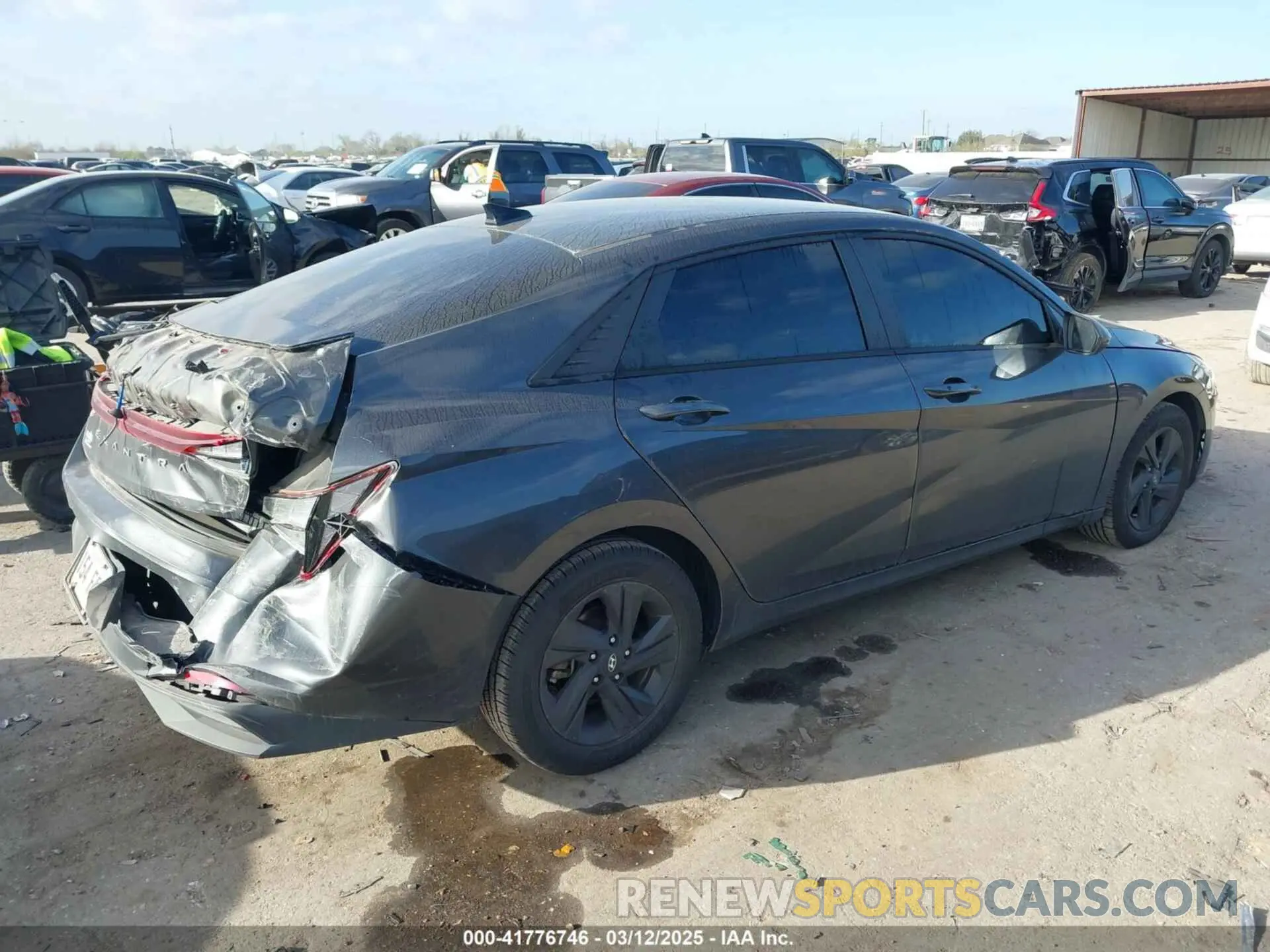 4 Photograph of a damaged car 5NPLM4AG6NH070858 HYUNDAI ELANTRA 2022