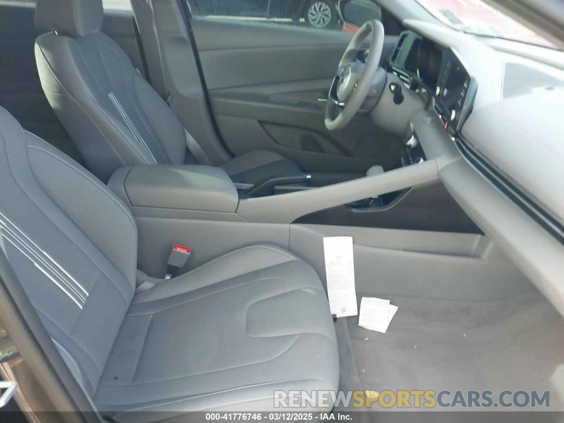 5 Photograph of a damaged car 5NPLM4AG6NH070858 HYUNDAI ELANTRA 2022