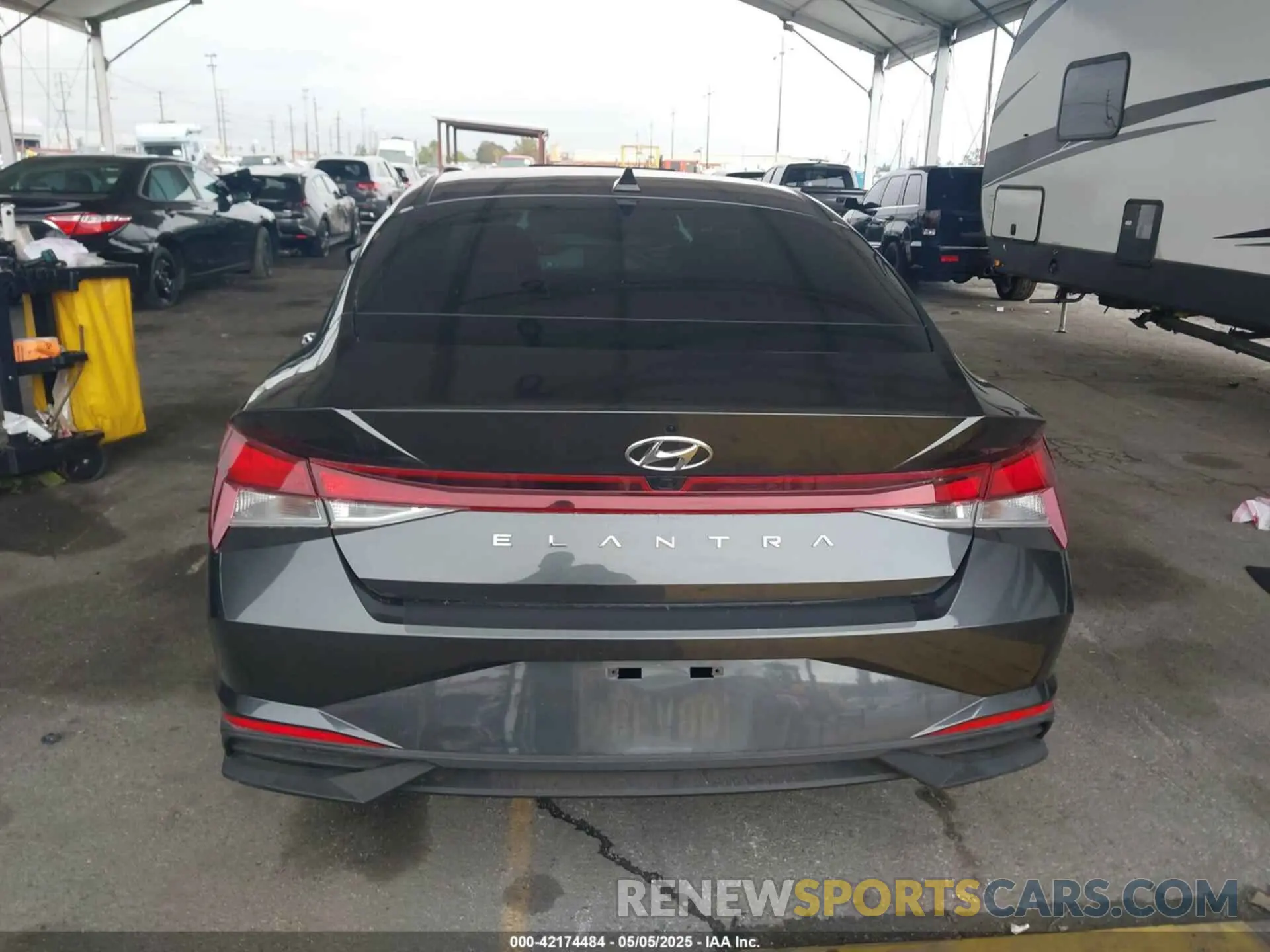 17 Photograph of a damaged car 5NPLM4AG6NH083707 HYUNDAI ELANTRA 2022