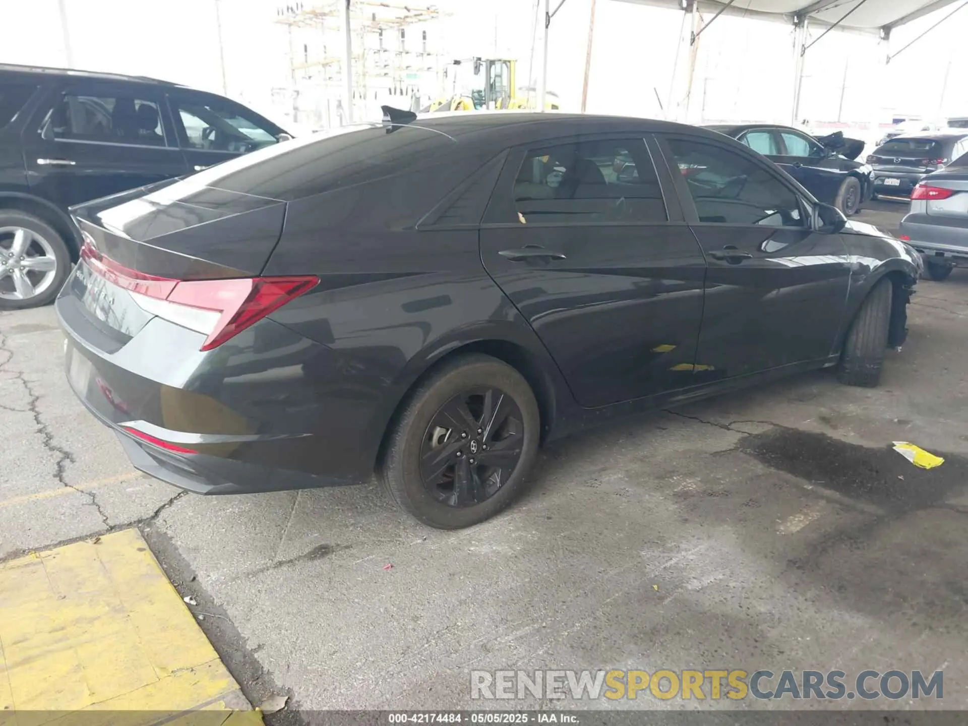 4 Photograph of a damaged car 5NPLM4AG6NH083707 HYUNDAI ELANTRA 2022