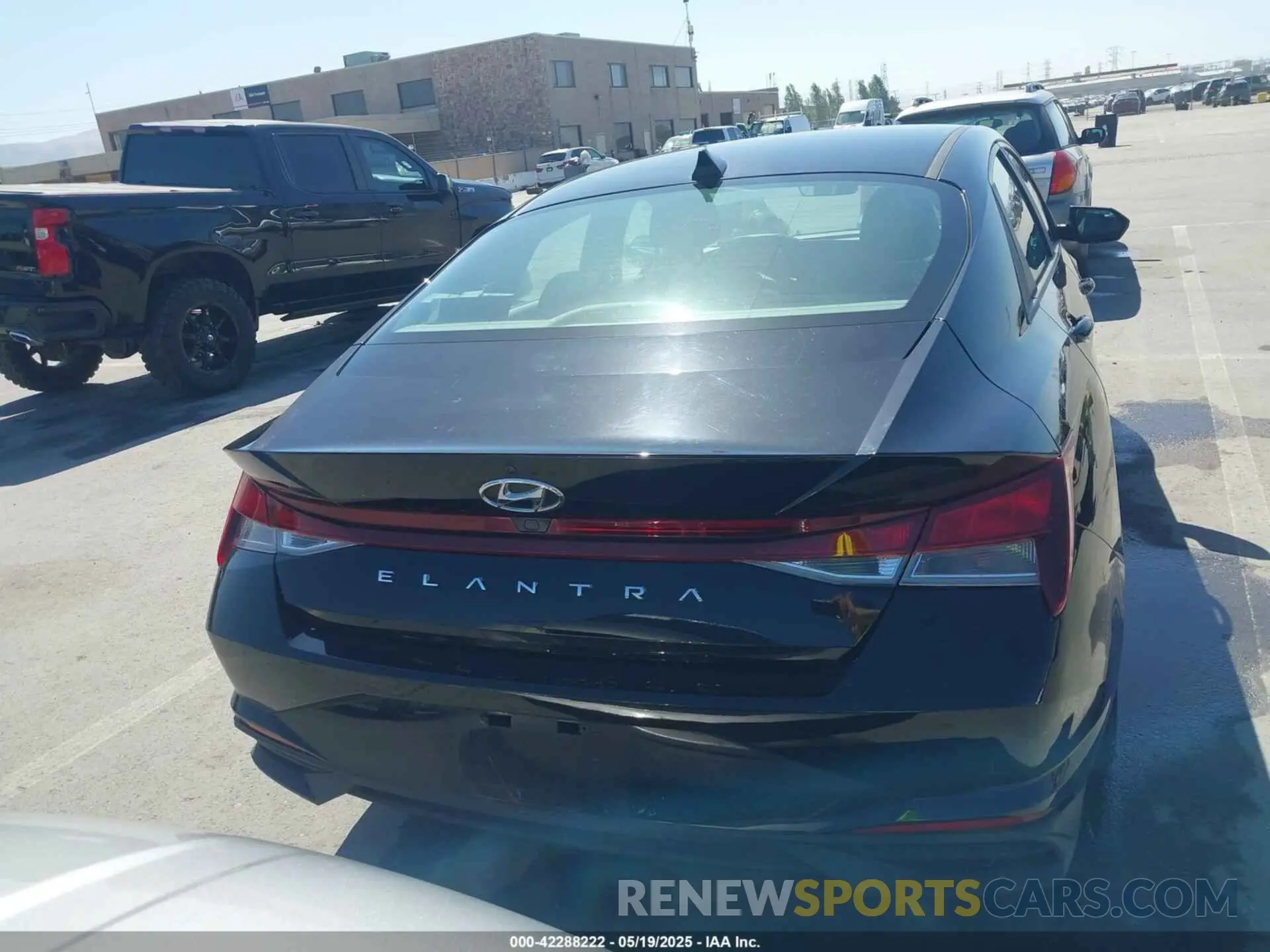 16 Photograph of a damaged car 5NPLM4AG7NH068312 HYUNDAI ELANTRA 2022