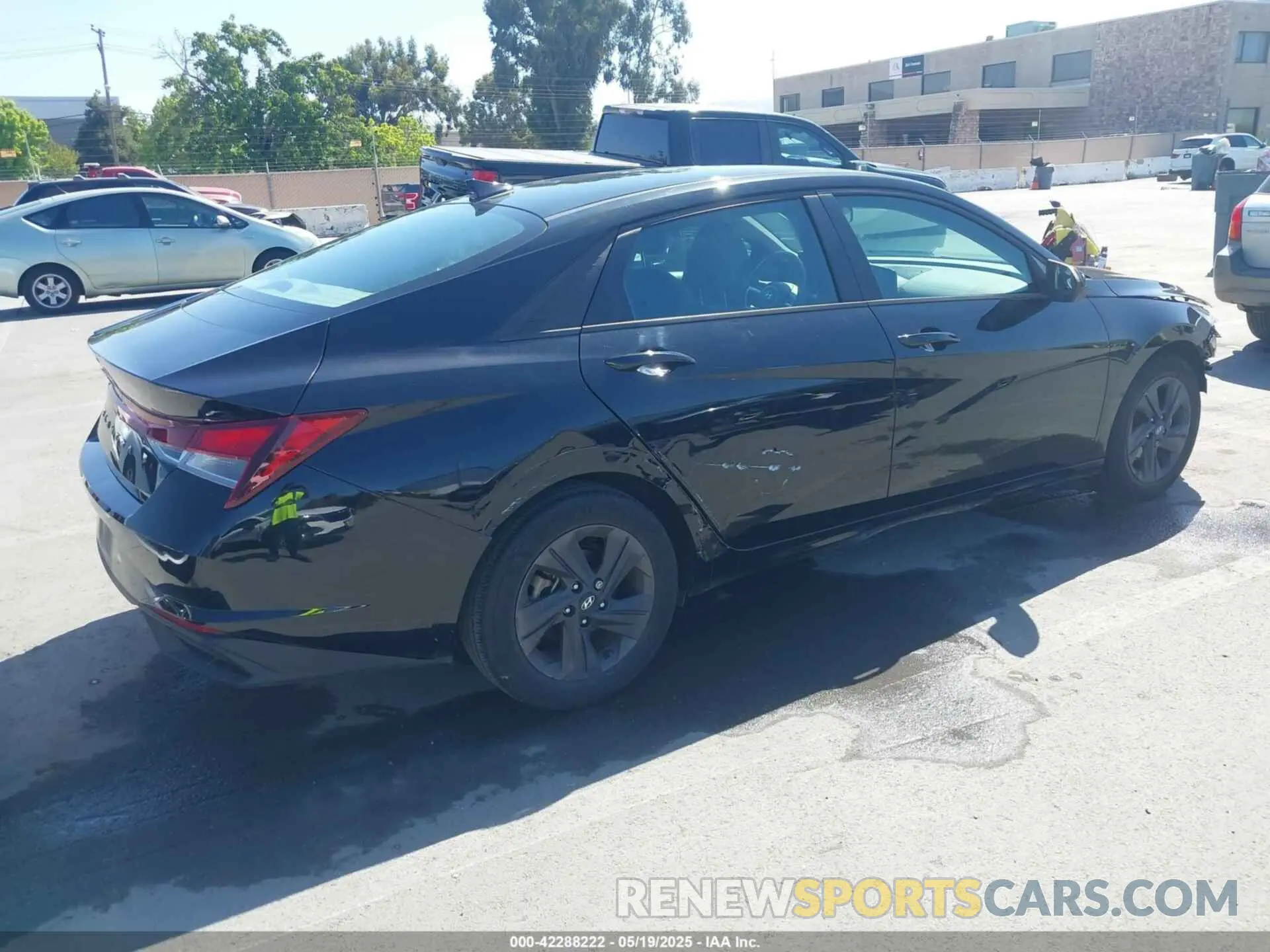 4 Photograph of a damaged car 5NPLM4AG7NH068312 HYUNDAI ELANTRA 2022