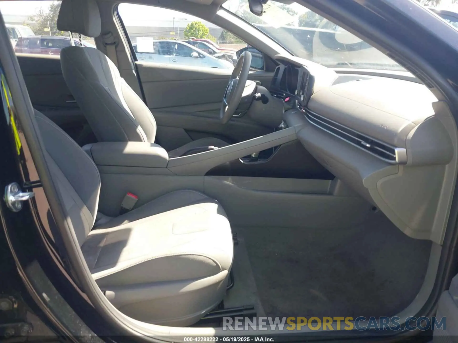 5 Photograph of a damaged car 5NPLM4AG7NH068312 HYUNDAI ELANTRA 2022