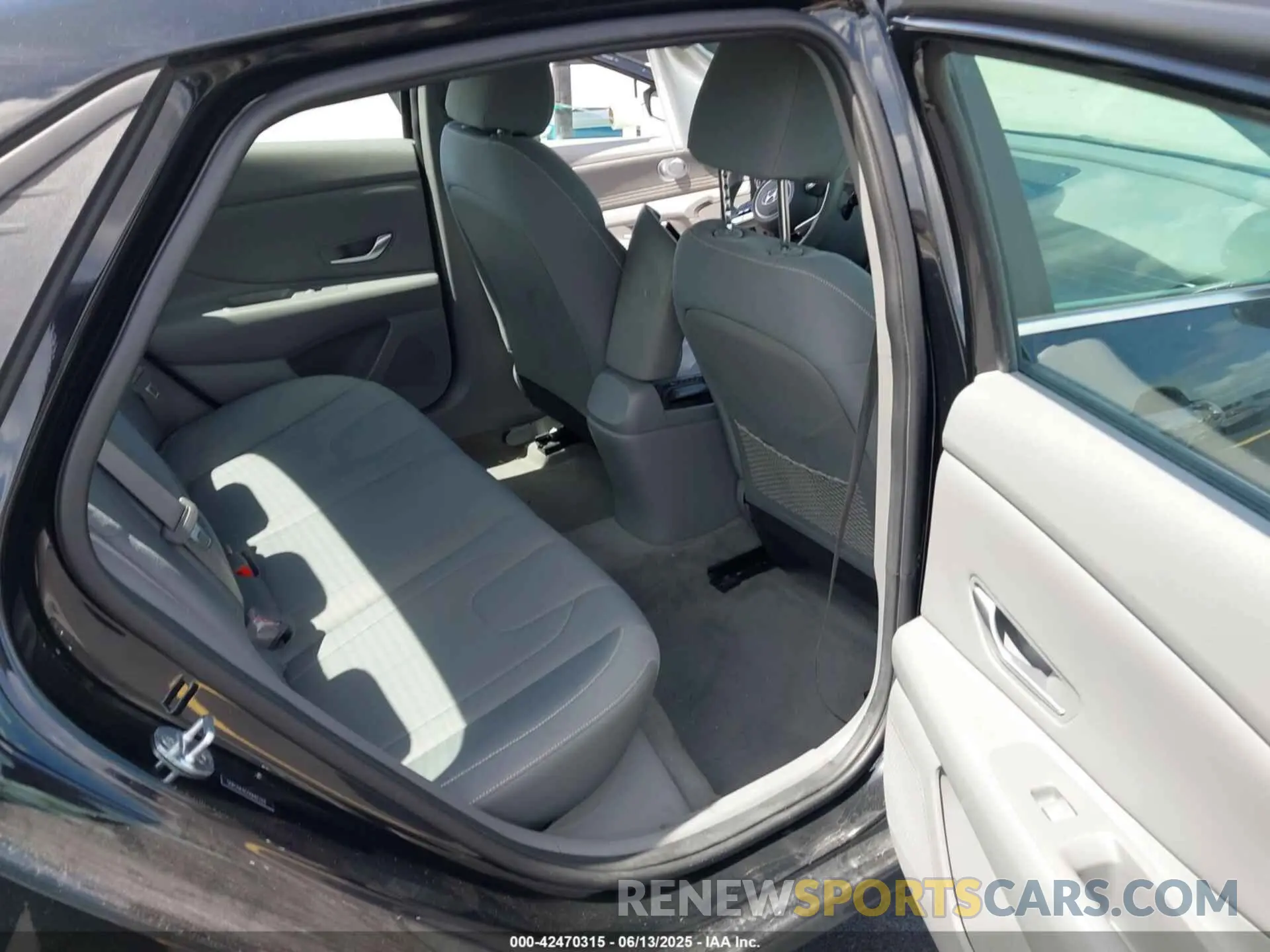 8 Photograph of a damaged car 5NPLN4AG5NH073313 HYUNDAI ELANTRA 2022