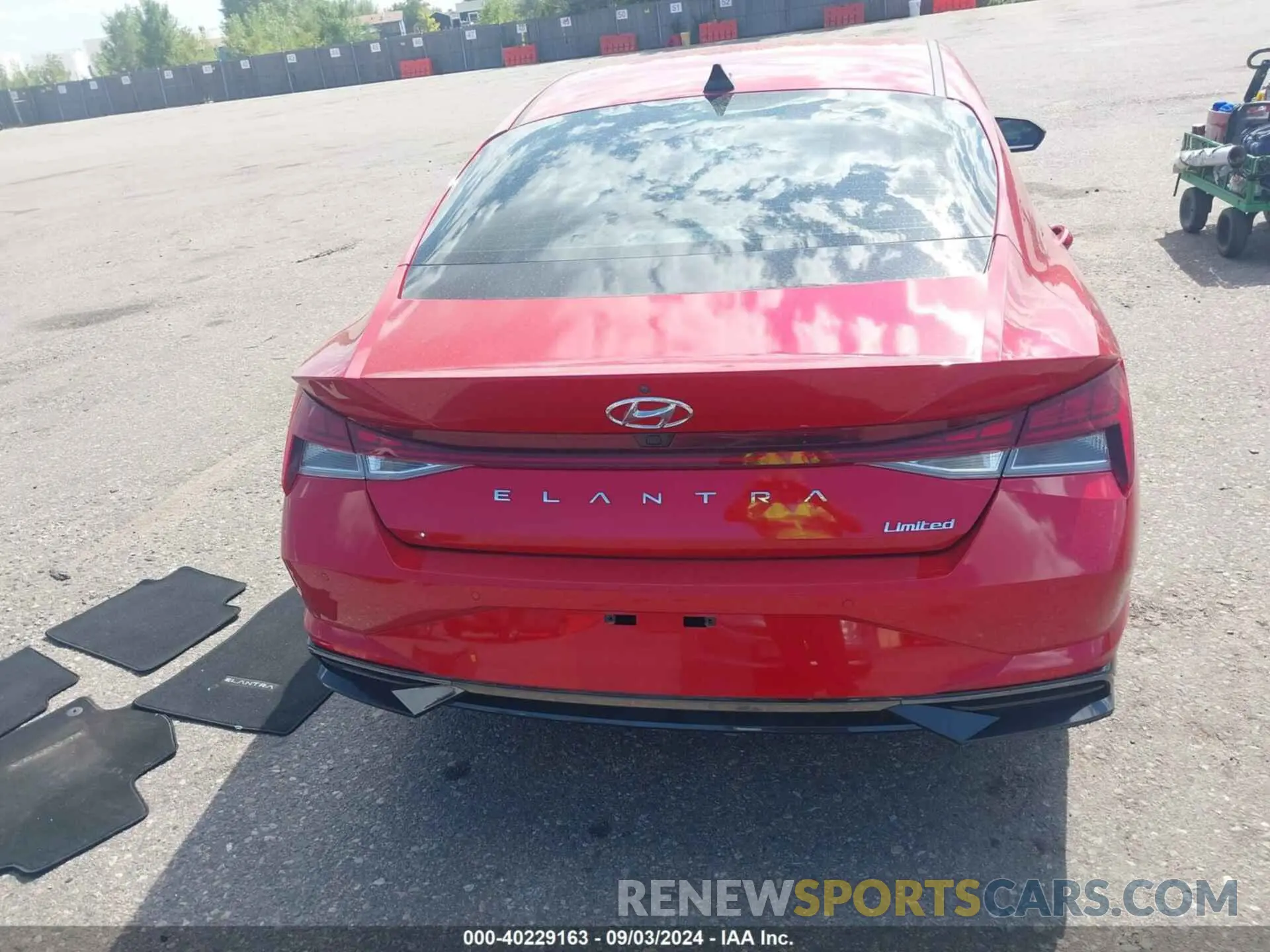 17 Photograph of a damaged car 5NPLP4AGXNH067579 HYUNDAI ELANTRA 2022