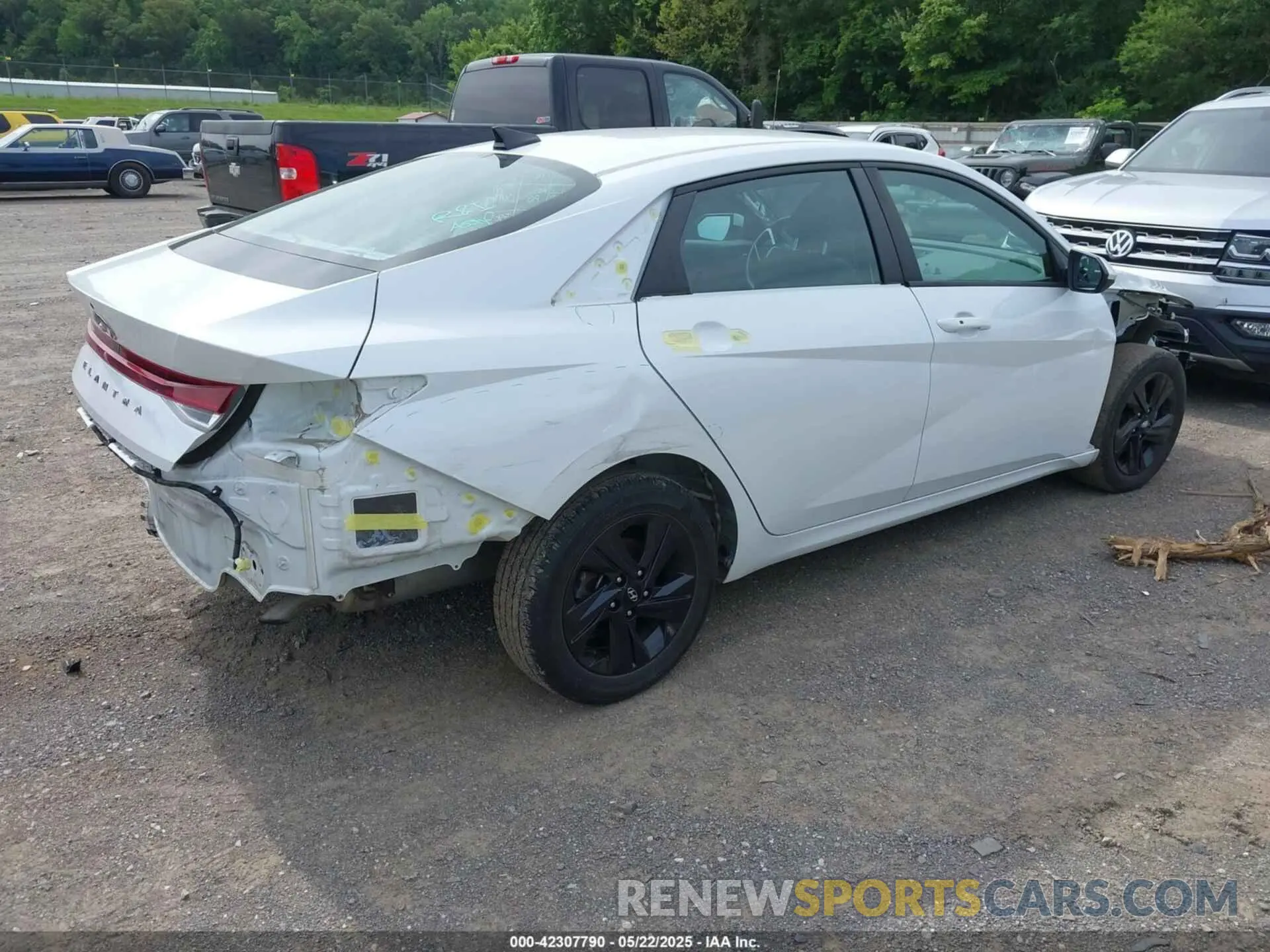 4 Photograph of a damaged car 5NPLS4AG4NH081332 HYUNDAI ELANTRA 2022
