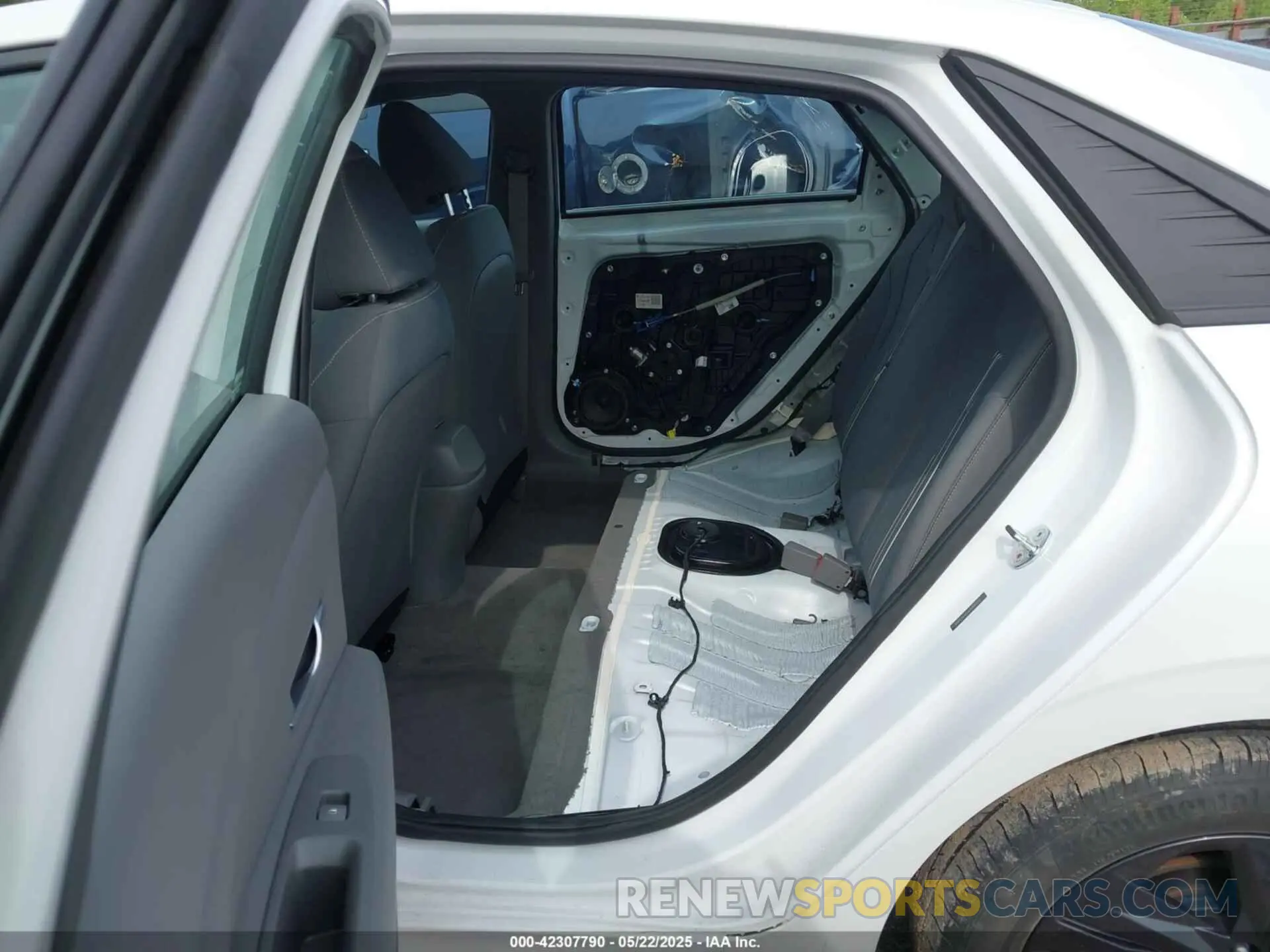 8 Photograph of a damaged car 5NPLS4AG4NH081332 HYUNDAI ELANTRA 2022