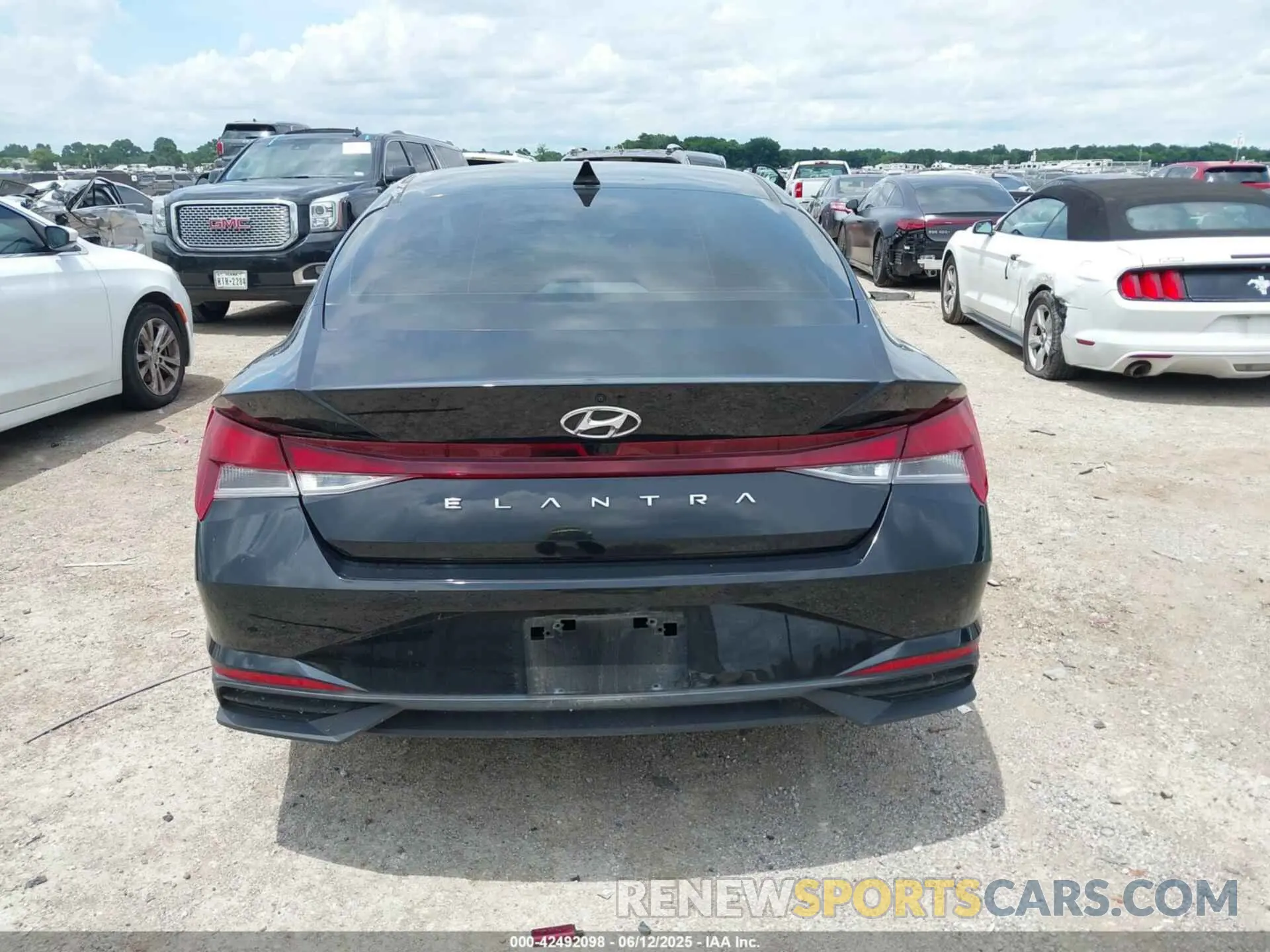 16 Photograph of a damaged car KMHLM4AG4NU225358 HYUNDAI ELANTRA 2022