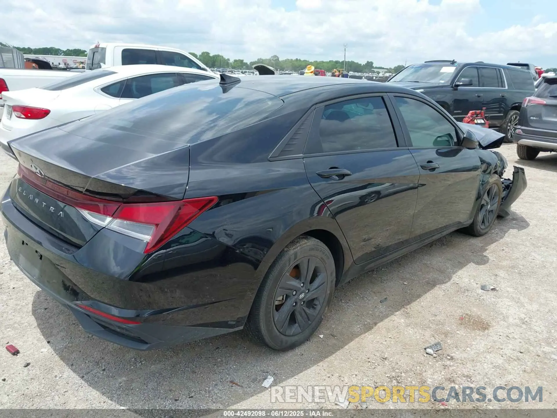 4 Photograph of a damaged car KMHLM4AG4NU225358 HYUNDAI ELANTRA 2022