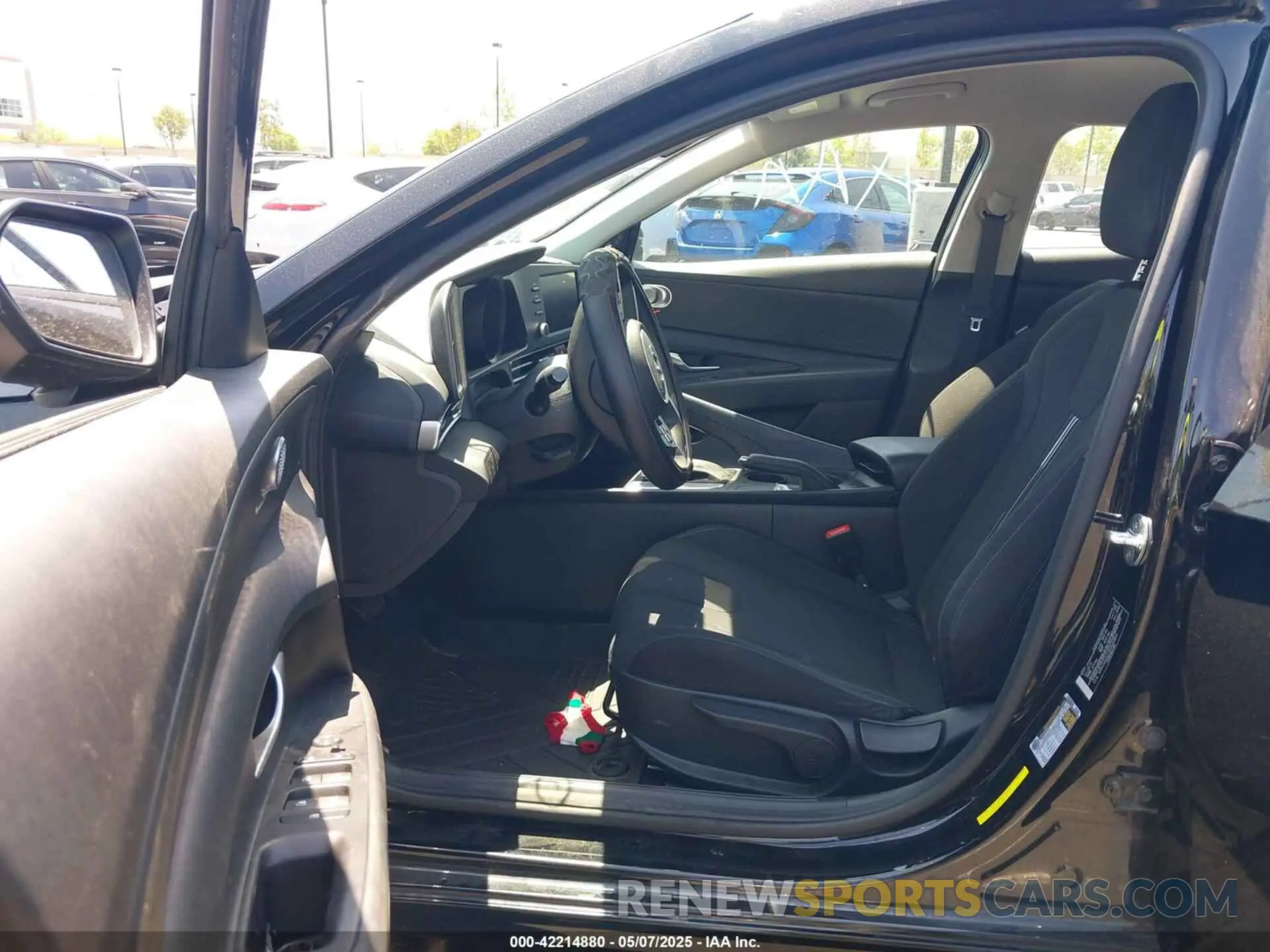 5 Photograph of a damaged car 5NPLM4AG7PH092869 HYUNDAI ELANTRA 2023