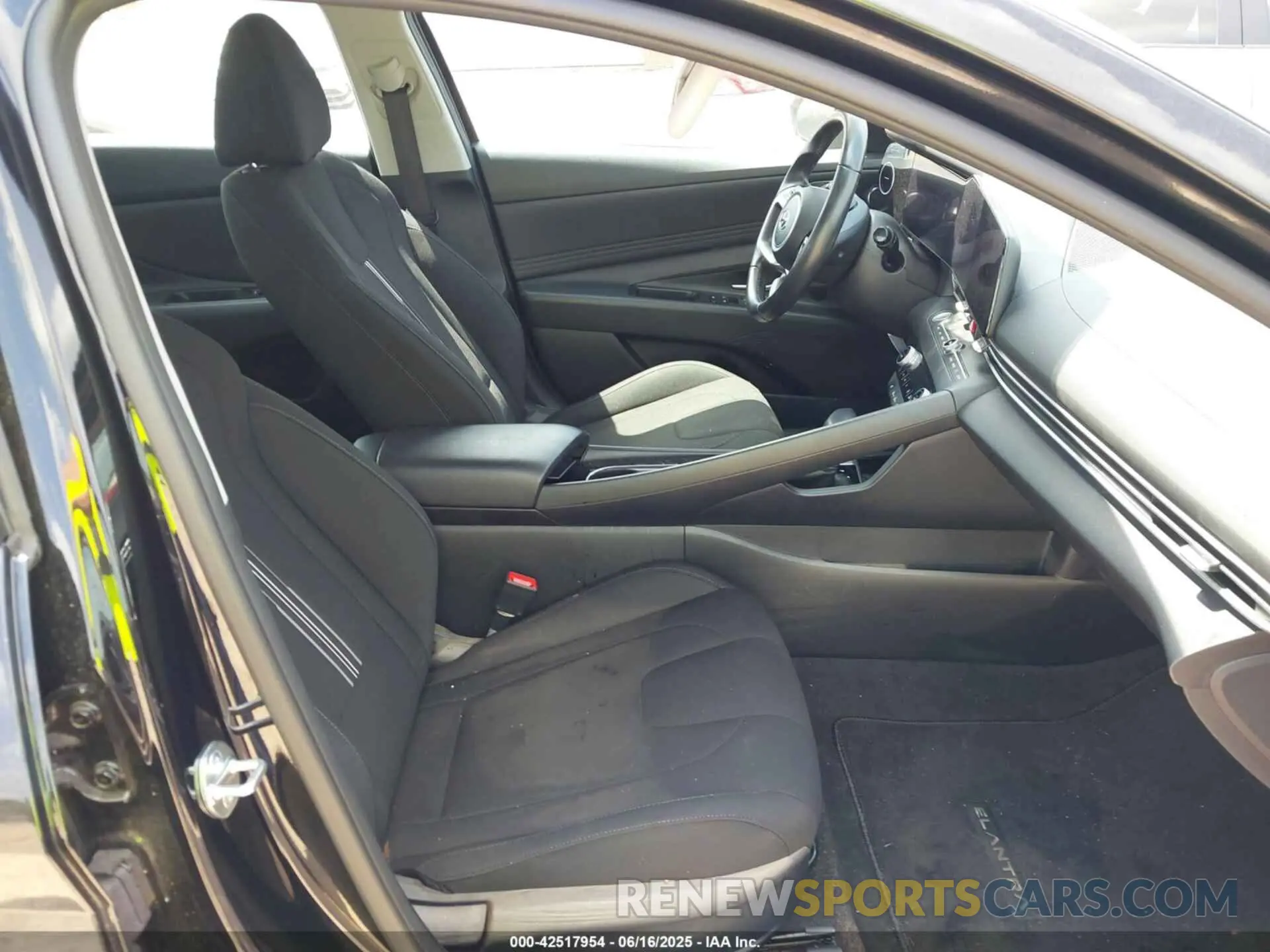 5 Photograph of a damaged car 5NPLS4AG9PH113937 HYUNDAI ELANTRA 2023