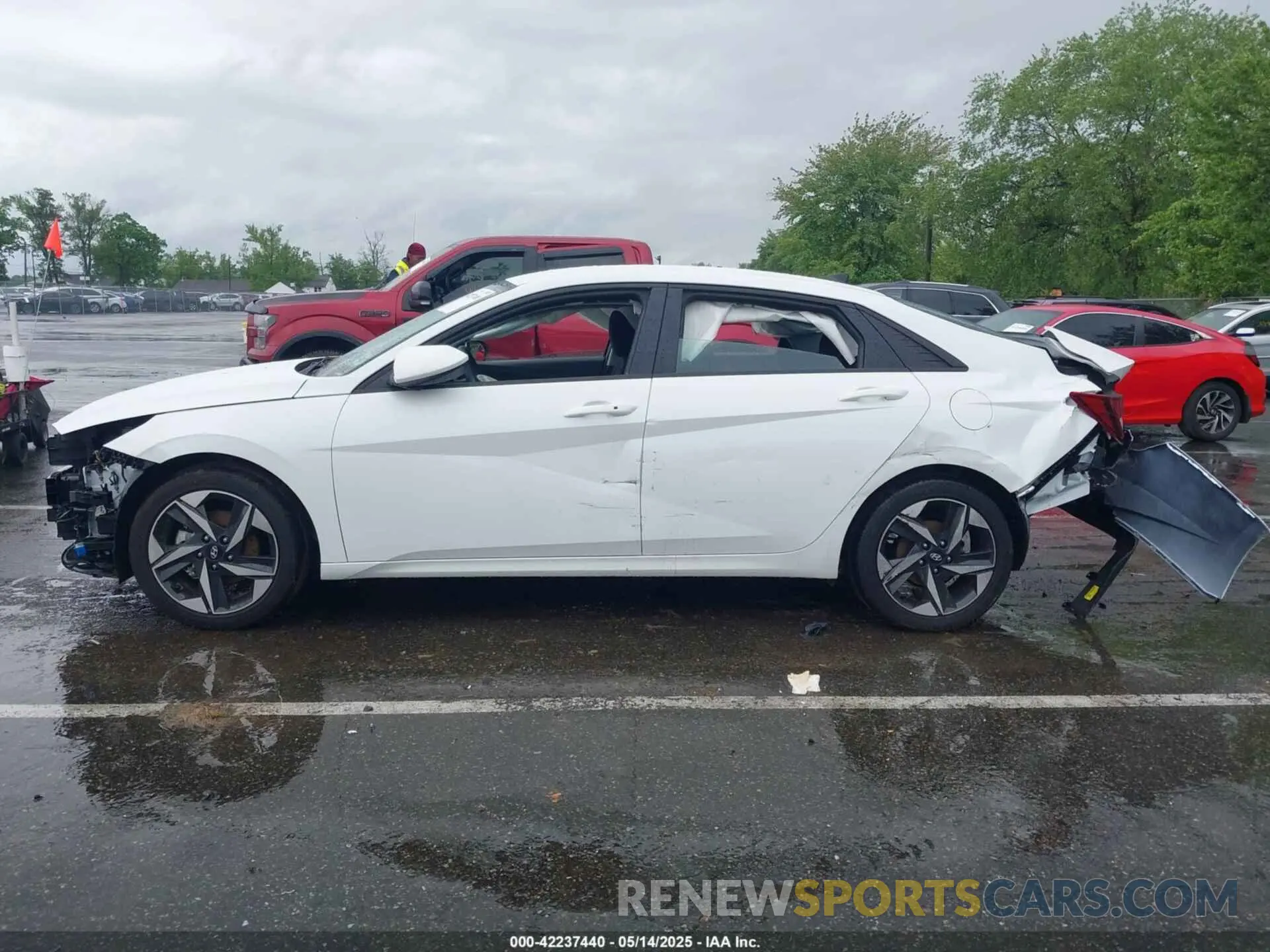 13 Photograph of a damaged car 5NPLS4AGXPH113946 HYUNDAI ELANTRA 2023