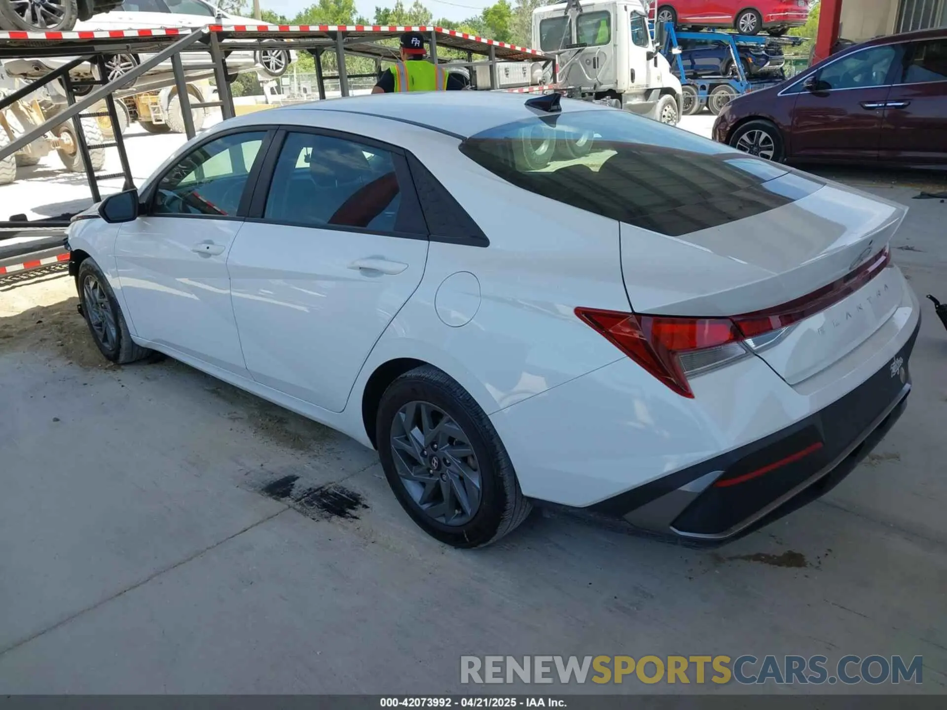 3 Фотография поврежденного автомобиля KMHLM4DG3RU637174 HYUNDAI ELANTRA 2024