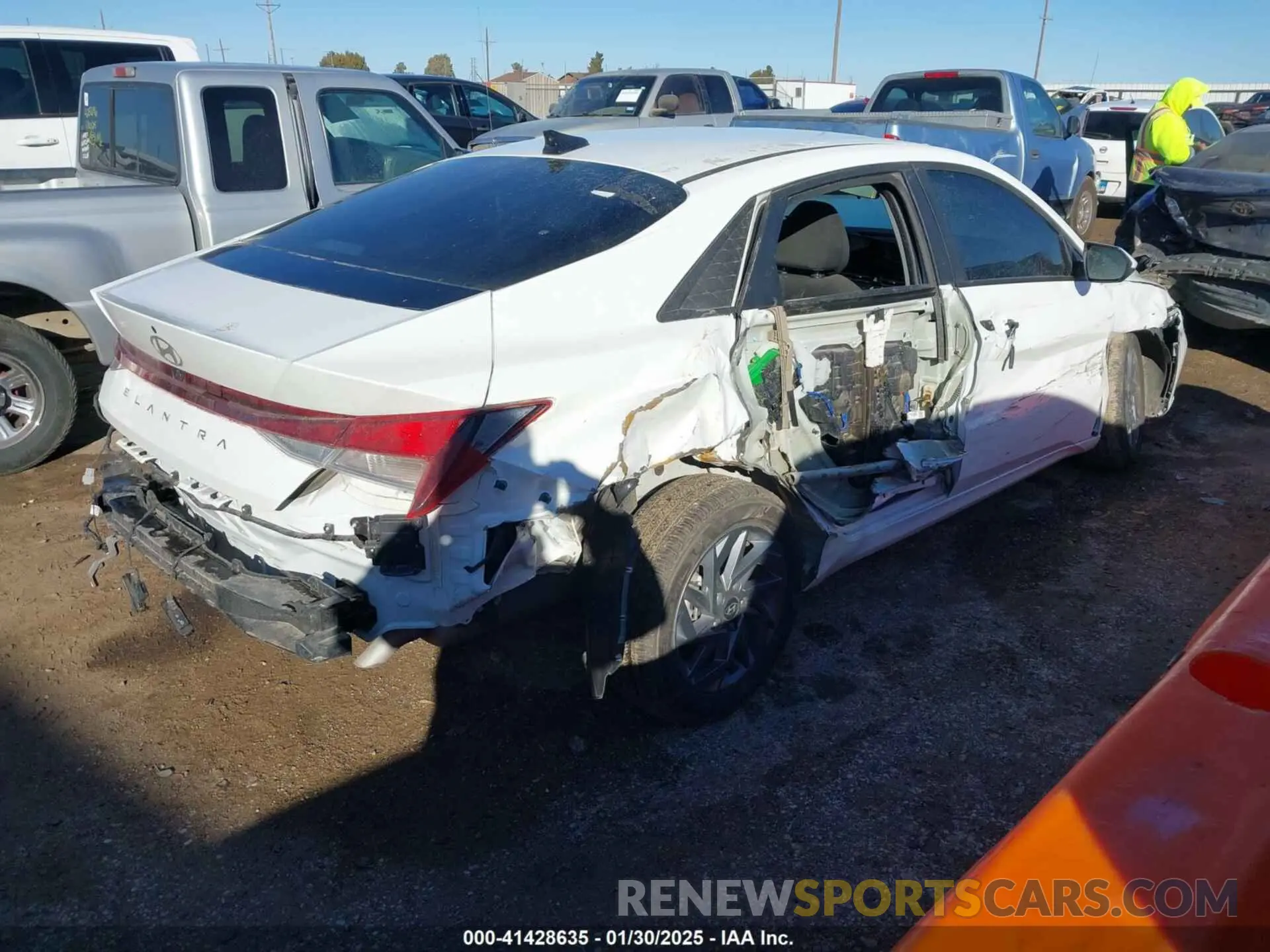 4 Фотография поврежденного автомобиля KMHLM4DG6RU791457 HYUNDAI ELANTRA 2024