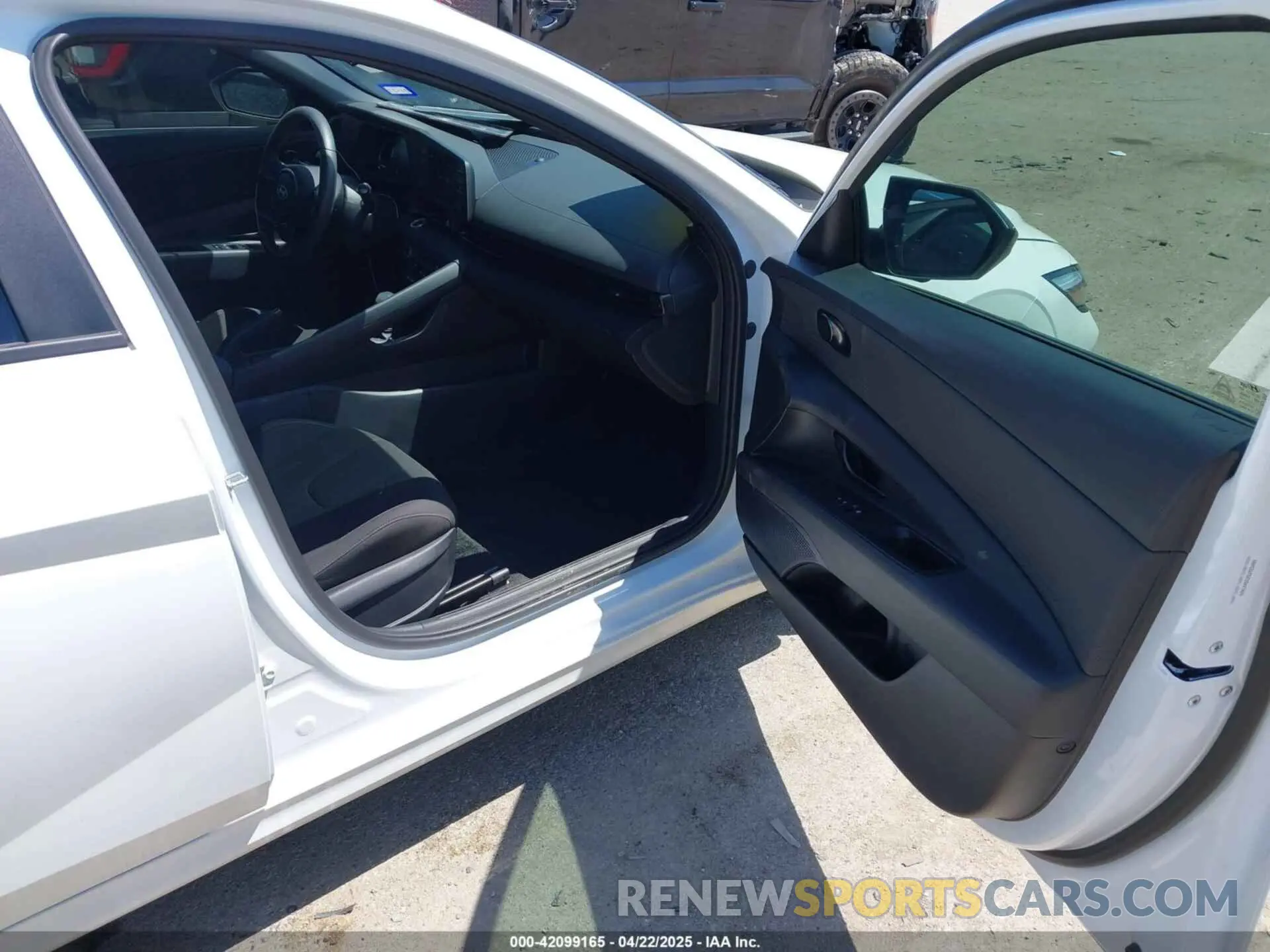 5 Photograph of a damaged car KMHLM4DG2SU923409 HYUNDAI ELANTRA 2025