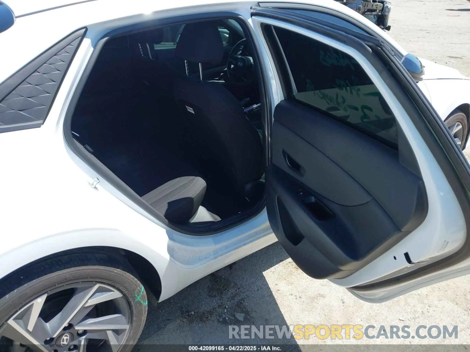 8 Photograph of a damaged car KMHLM4DG2SU923409 HYUNDAI ELANTRA 2025