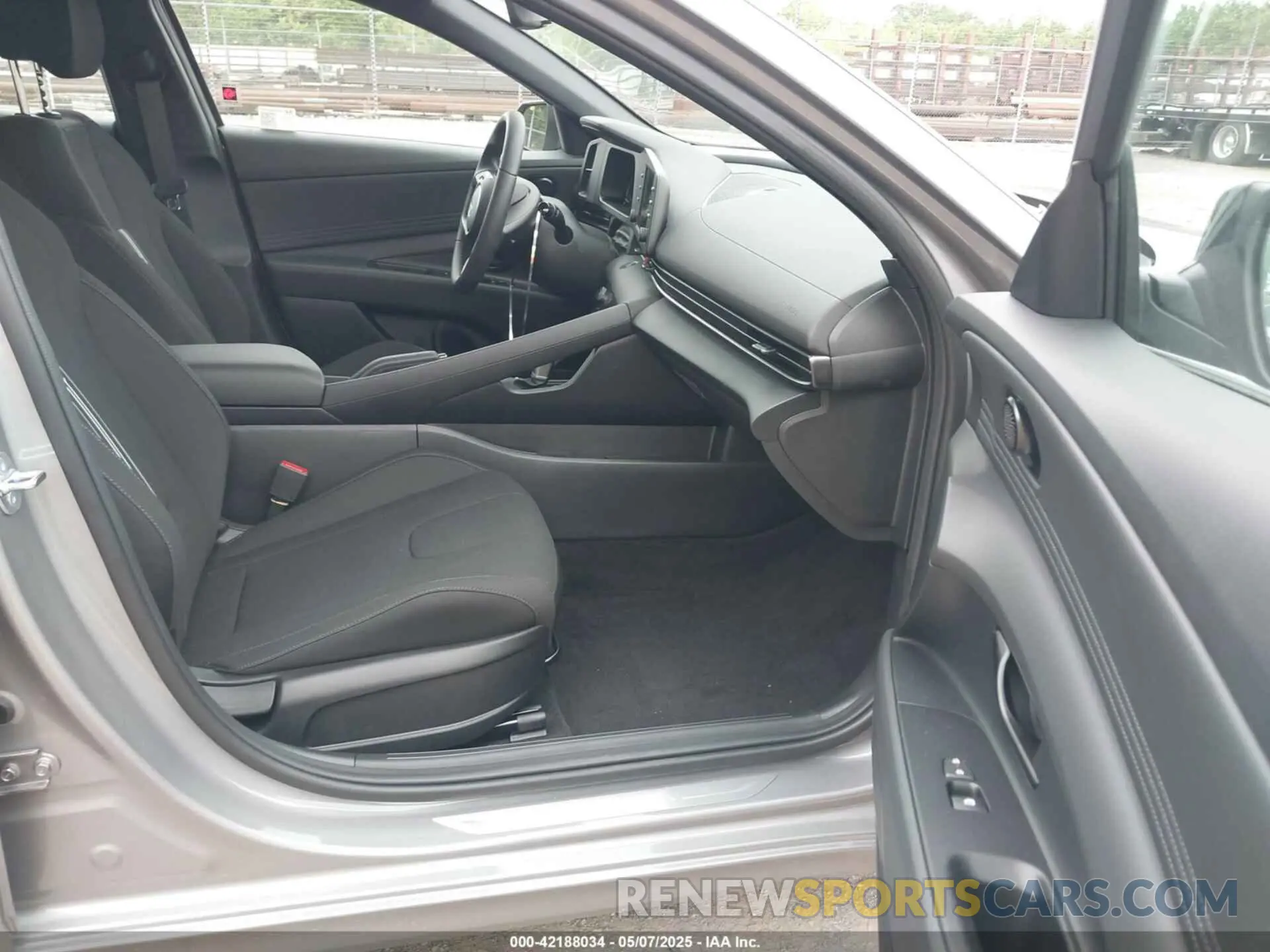 5 Photograph of a damaged car KMHLM4DG4SU905462 HYUNDAI ELANTRA 2025