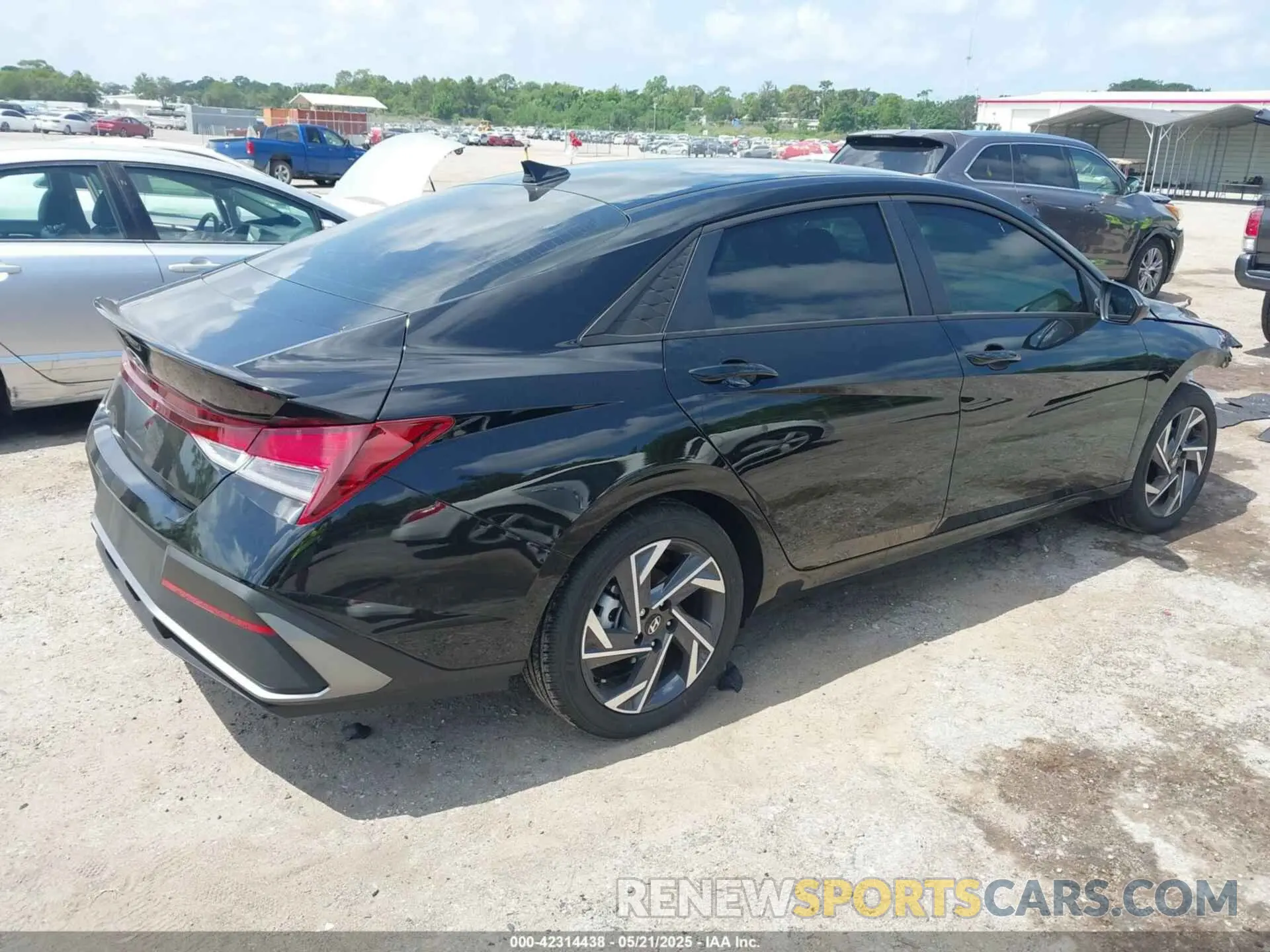 4 Photograph of a damaged car KMHLM4DG5SU951107 HYUNDAI ELANTRA 2025