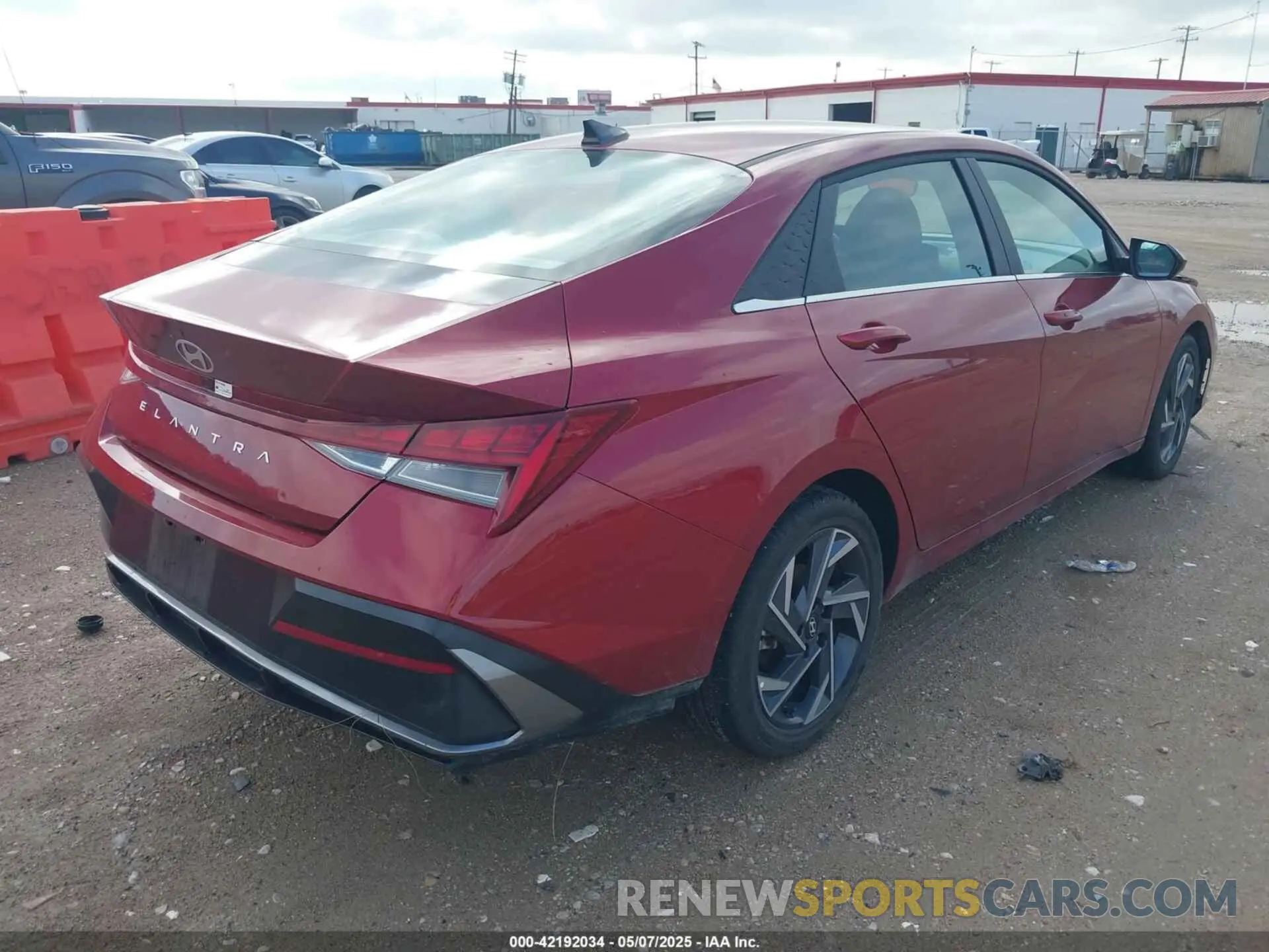 4 Photograph of a damaged car KMHLS4DG0SU880288 HYUNDAI ELANTRA 2025