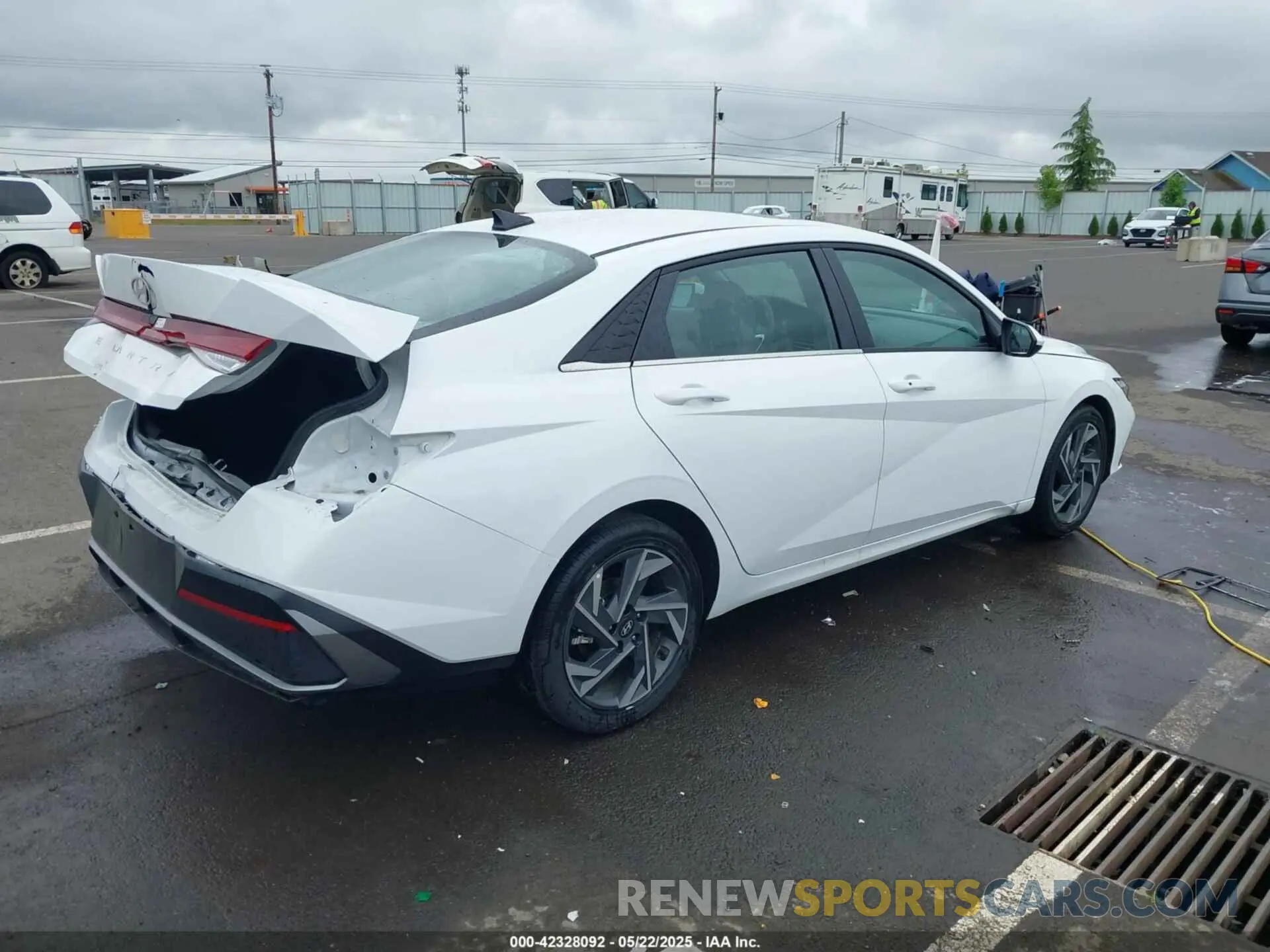 4 Photograph of a damaged car KMHLS4DG2SU986483 HYUNDAI ELANTRA 2025