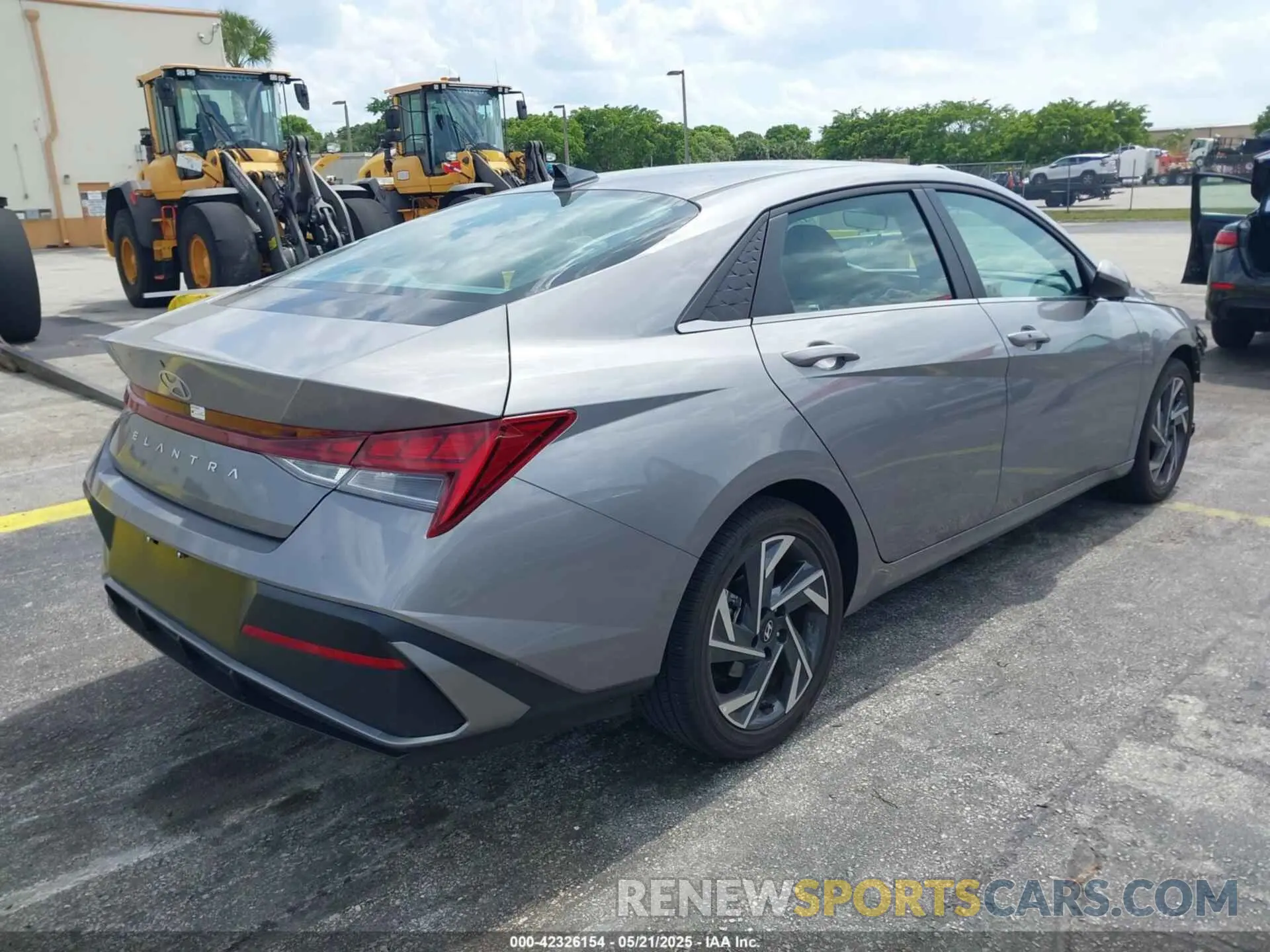 4 Photograph of a damaged car KMHLS4DG3SU924736 HYUNDAI ELANTRA 2025