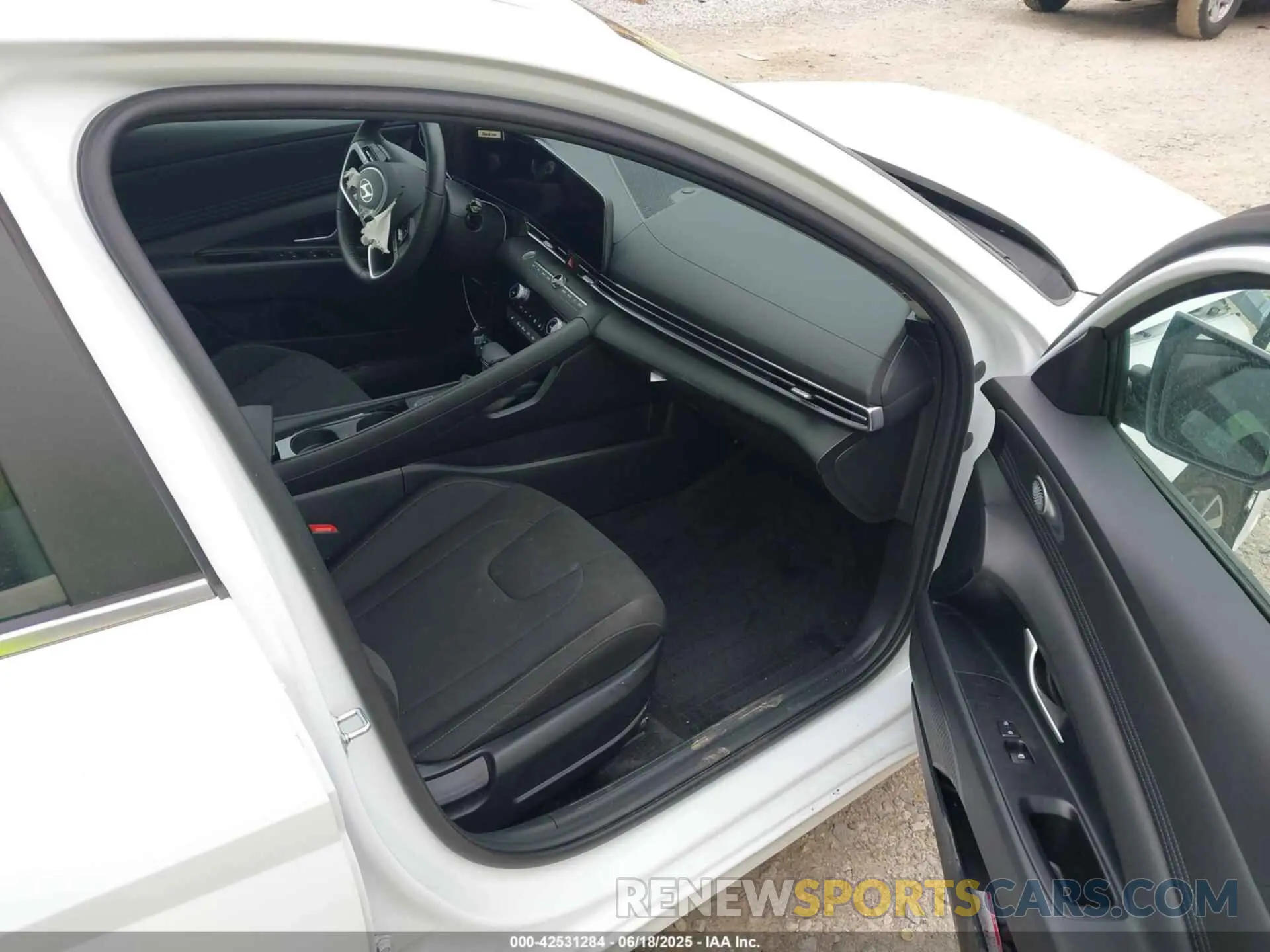 5 Photograph of a damaged car KMHLS4DG4SU972231 HYUNDAI ELANTRA 2025