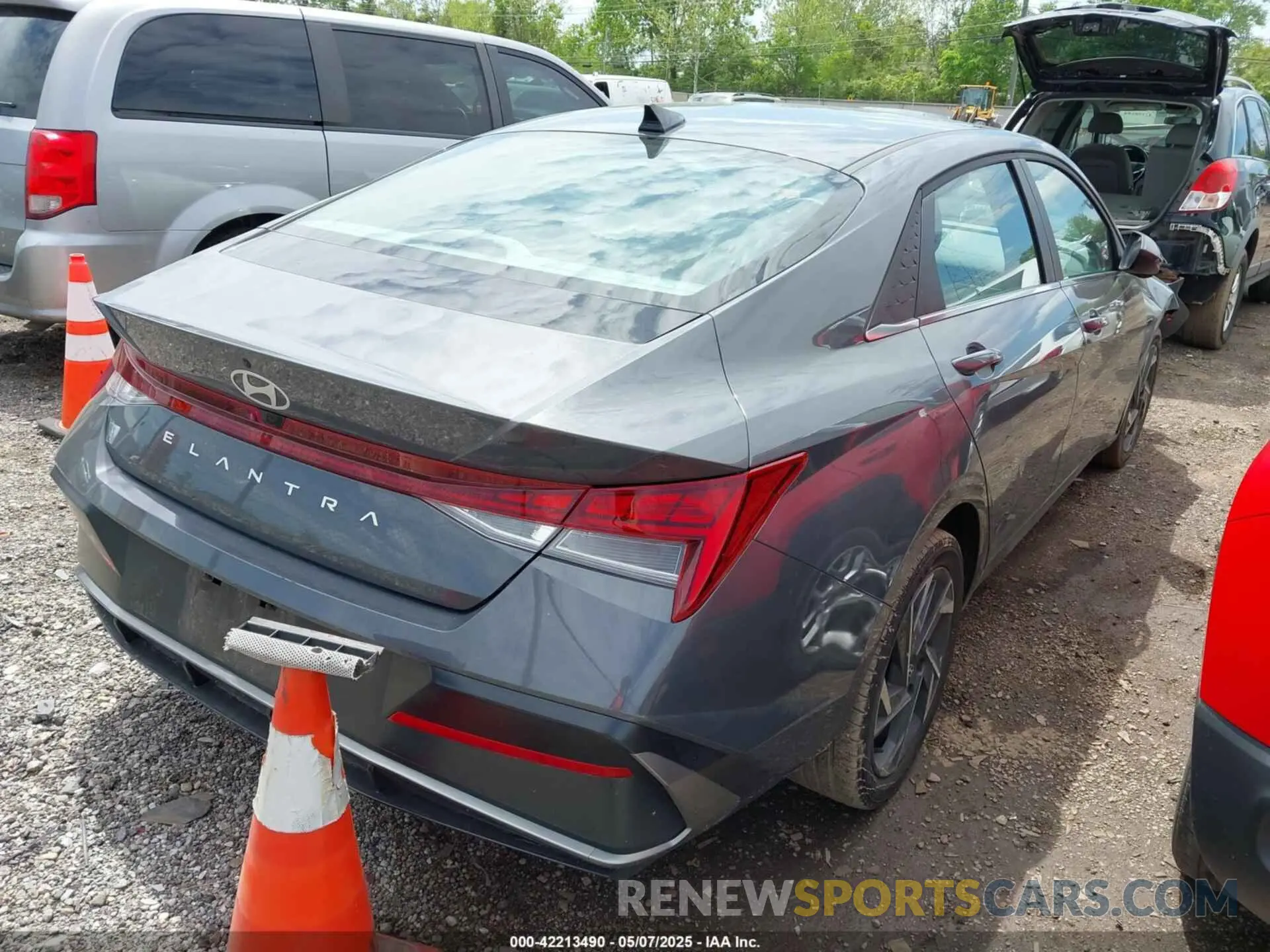 4 Photograph of a damaged car KMHLS4DG9SU900313 HYUNDAI ELANTRA 2025