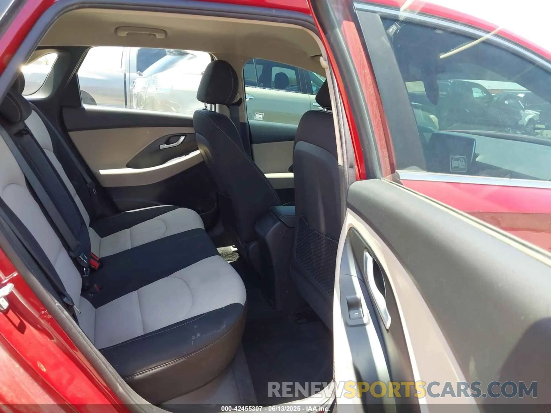 8 Photograph of a damaged car KMHH35LE4LU129737 HYUNDAI ELANTRA GT 2020