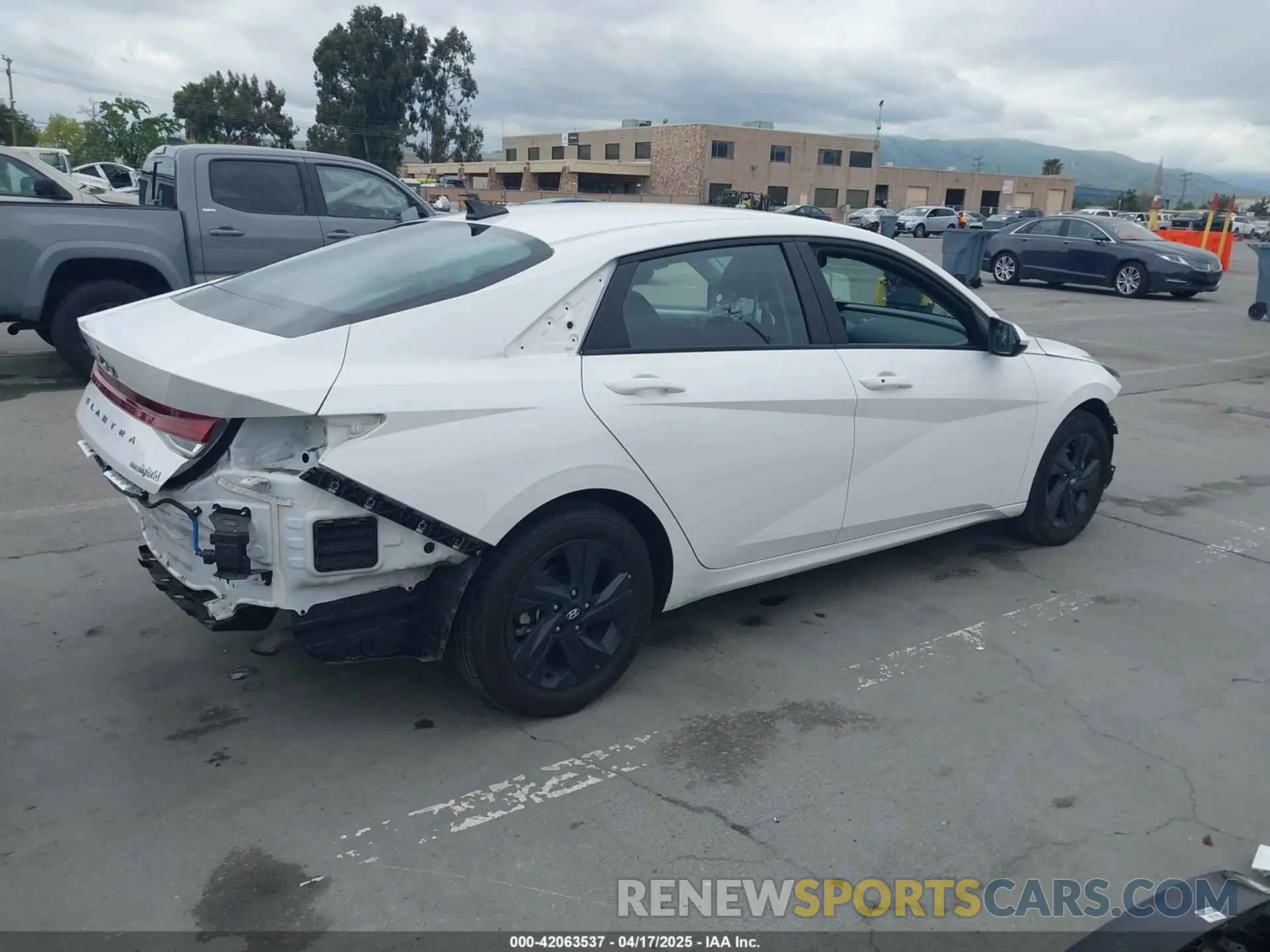 4 Фотография поврежденного автомобиля KMHLM4AJ4PU086802 HYUNDAI ELANTRA HYBRID 2023