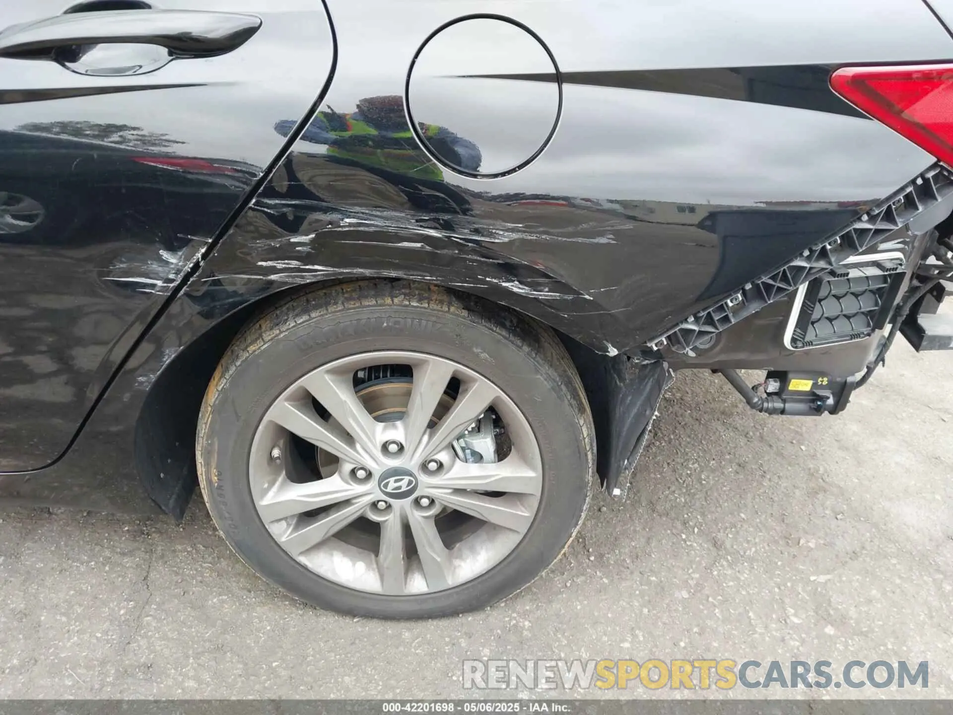 19 Photograph of a damaged car KMHLM4DJ6RU093443 HYUNDAI ELANTRA HYBRID 2024