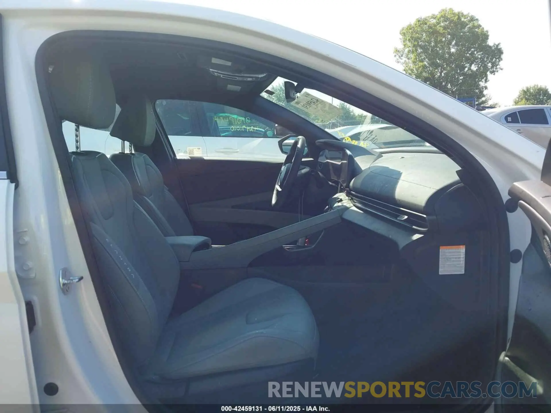 5 Photograph of a damaged car KMHLN4DJ3SU132394 HYUNDAI ELANTRA HYBRID 2025