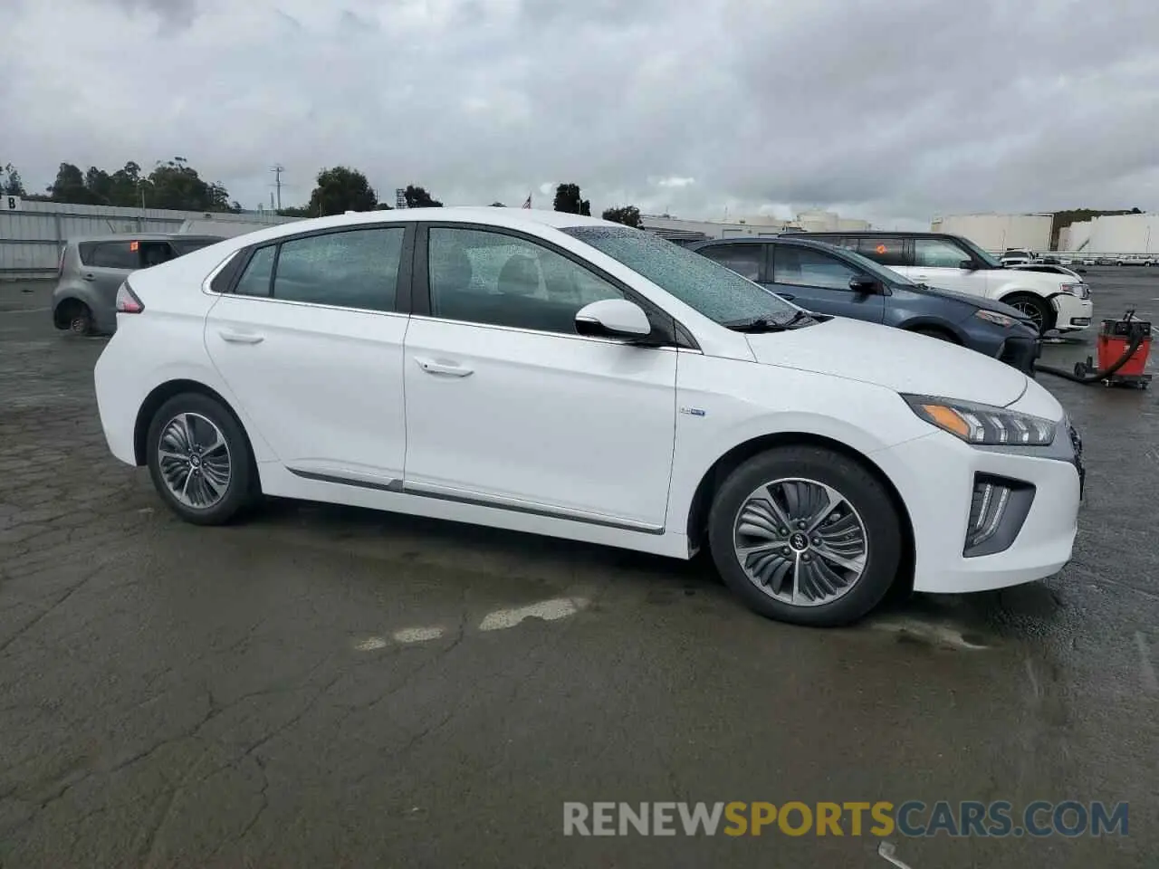 4 Photograph of a damaged car KMHC75LD8LU189686 HYUNDAI IONIQ 2020