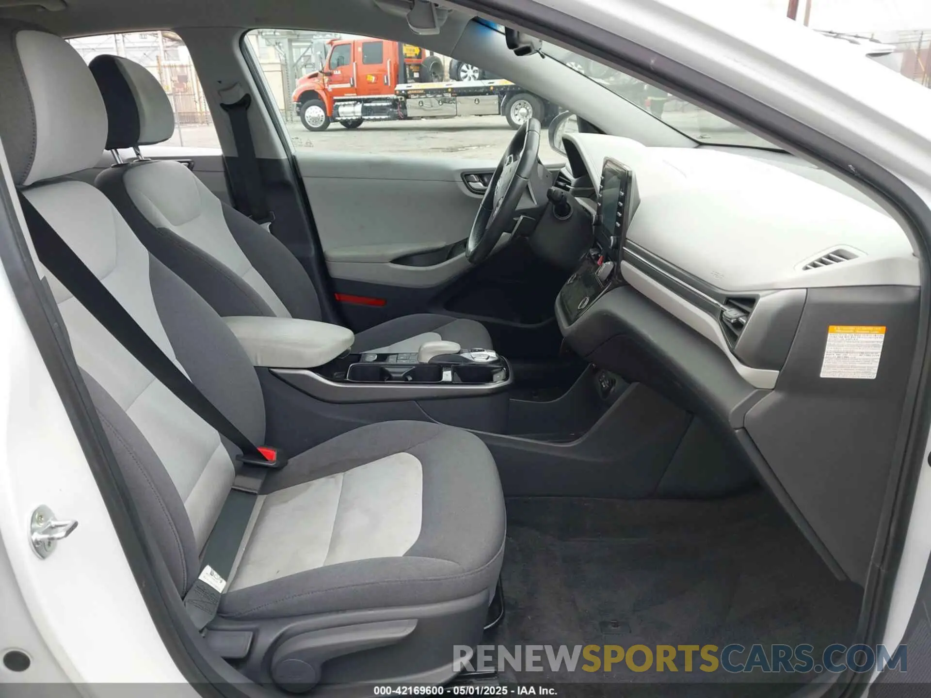 5 Photograph of a damaged car KMHC75LJ2LU071350 HYUNDAI IONIQ ELECTRIC 2020