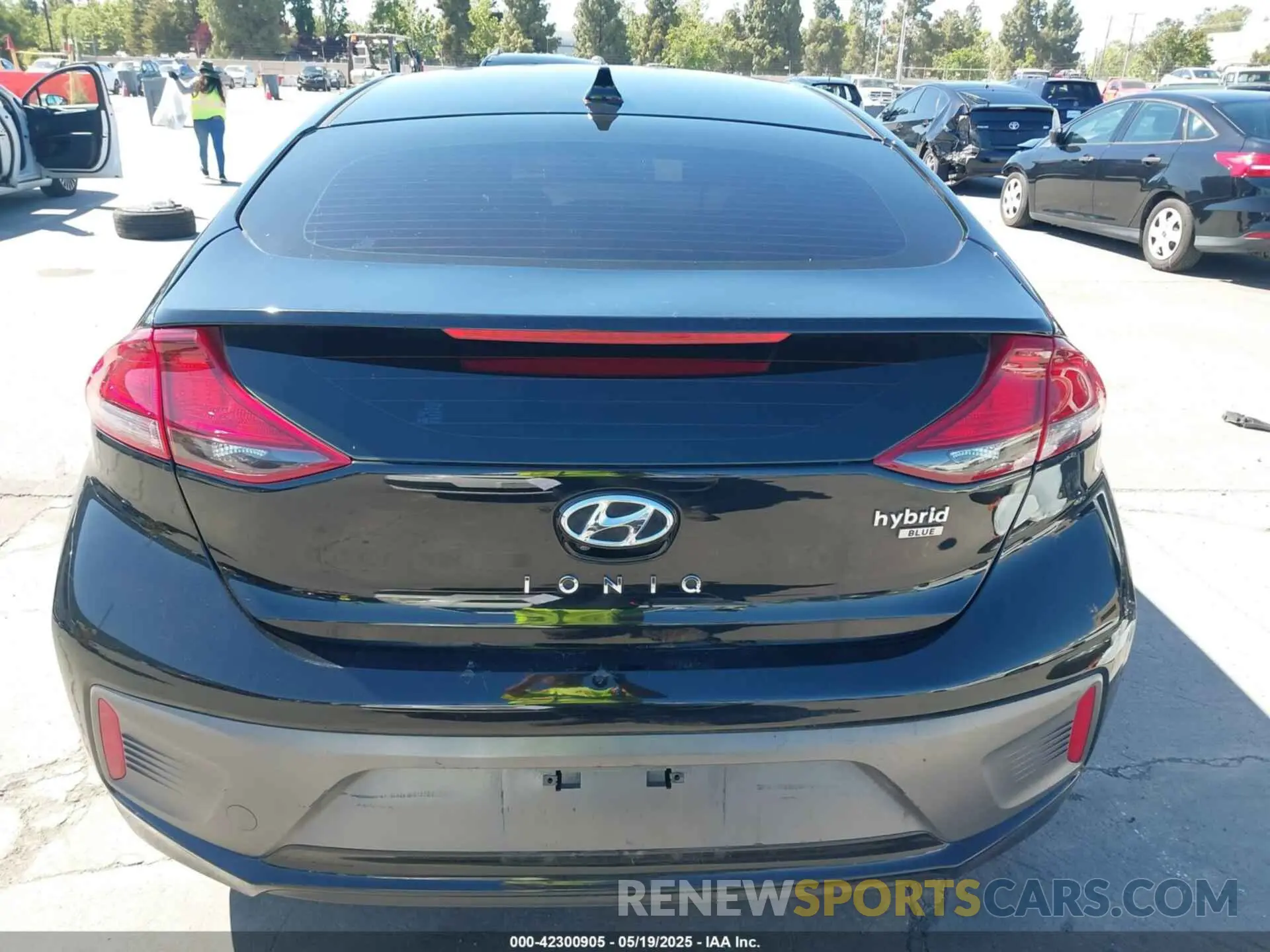 17 Photograph of a damaged car KMHC65LC0KU179940 HYUNDAI IONIQ HYBRID 2019