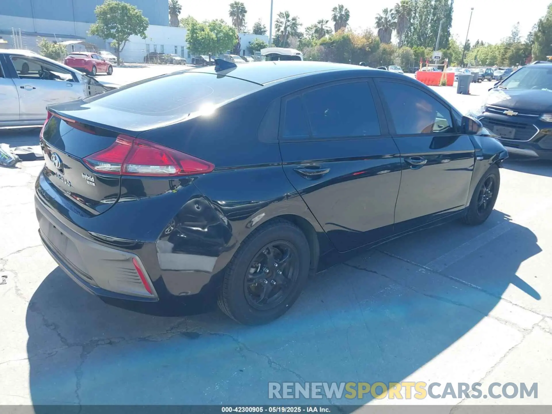 4 Photograph of a damaged car KMHC65LC0KU179940 HYUNDAI IONIQ HYBRID 2019