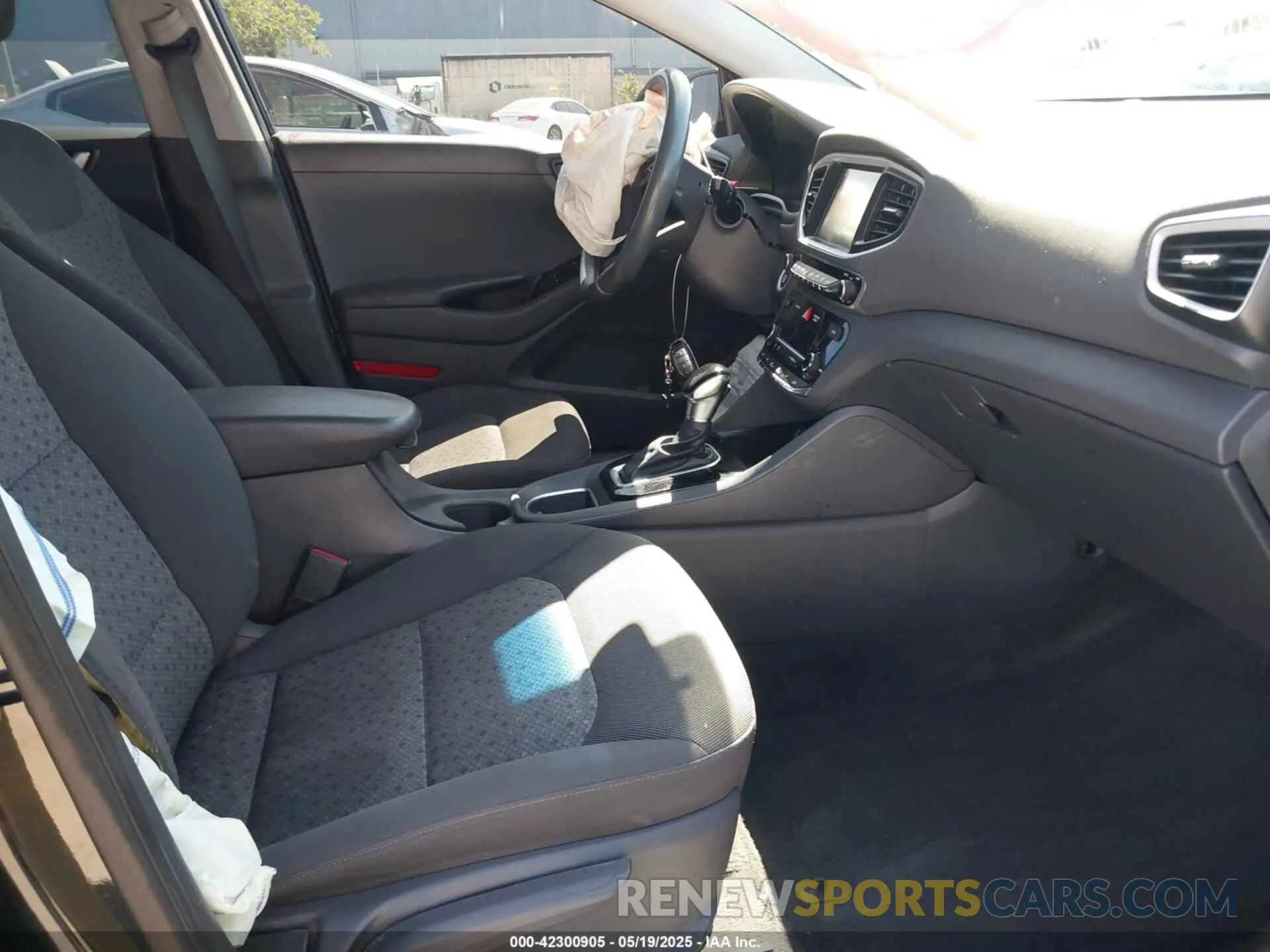 5 Photograph of a damaged car KMHC65LC0KU179940 HYUNDAI IONIQ HYBRID 2019