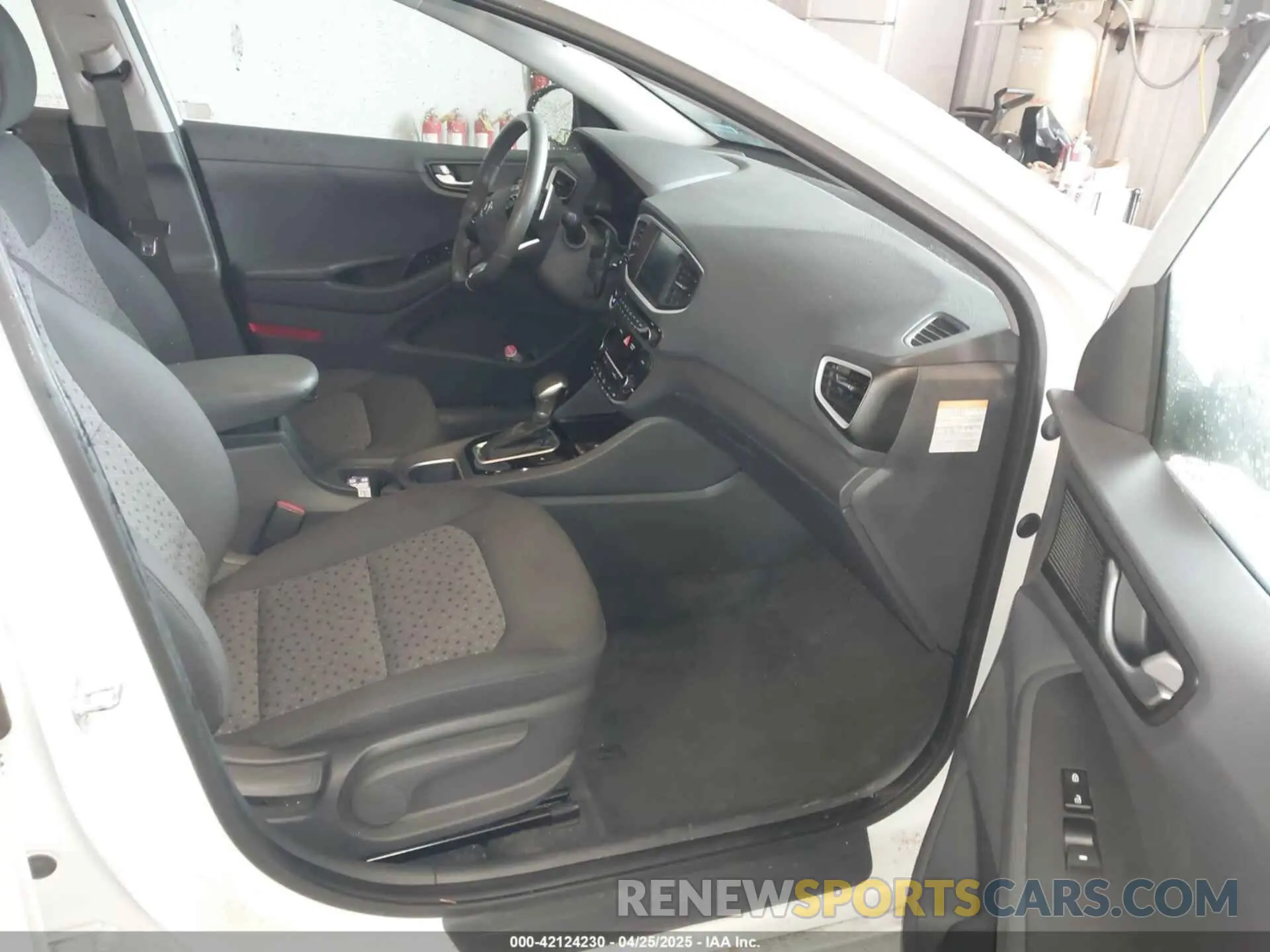 5 Фотография поврежденного автомобиля KMHC75LC5KU111145 HYUNDAI IONIQ HYBRID 2019