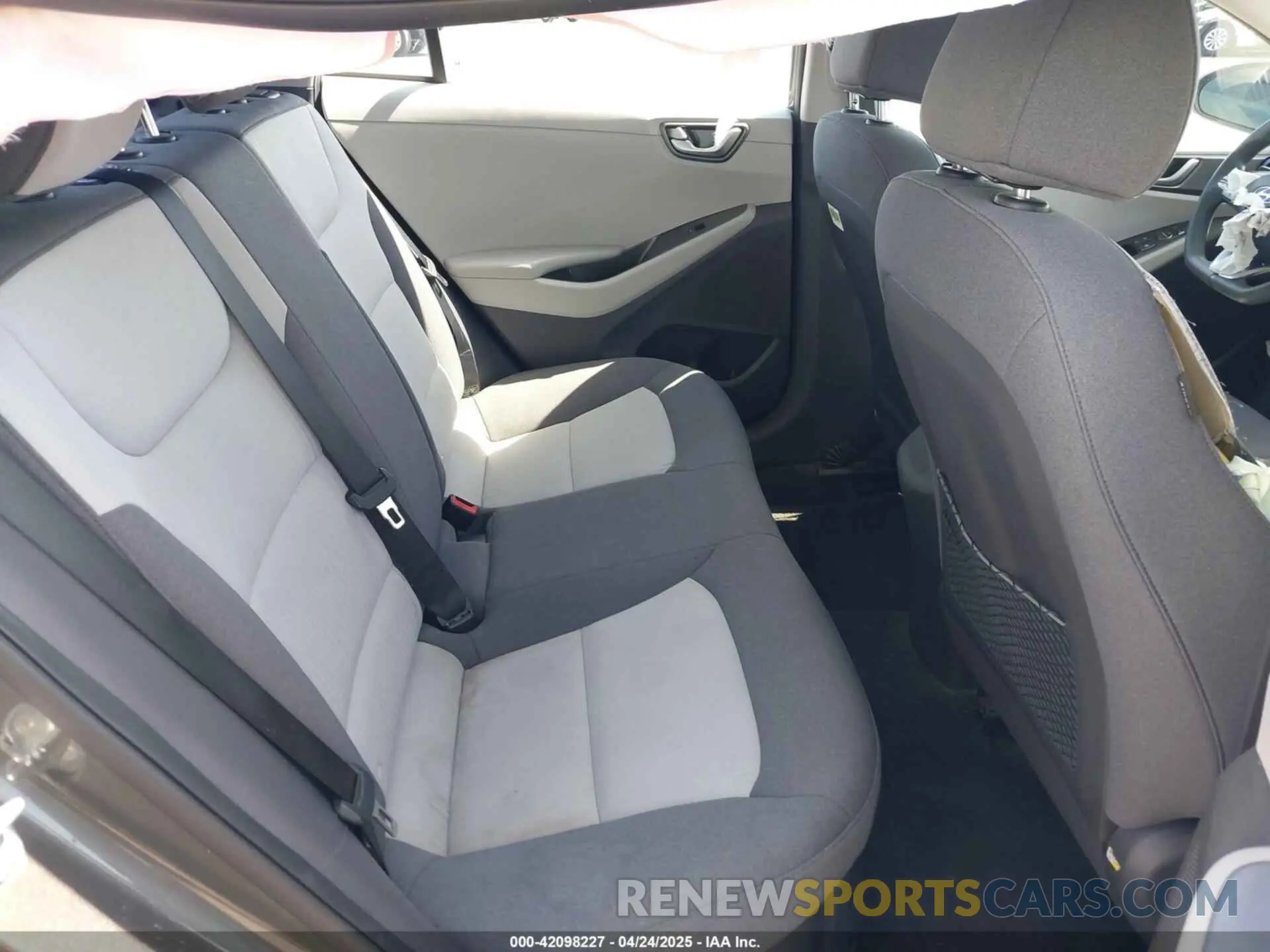 8 Photograph of a damaged car KMHC65LC0LU235313 HYUNDAI IONIQ HYBRID 2020