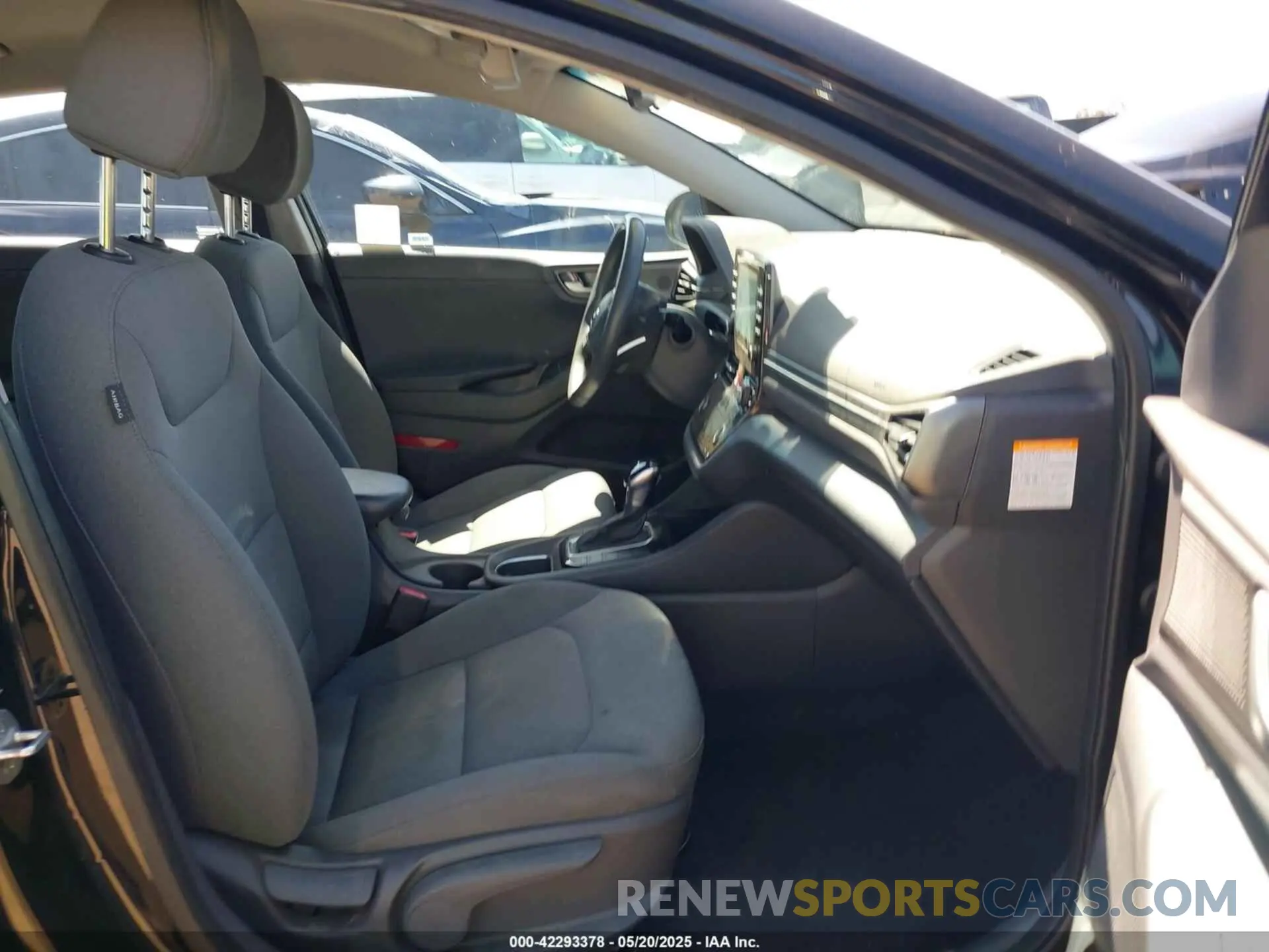 5 Photograph of a damaged car KMHC65LC5LU235114 HYUNDAI IONIQ HYBRID 2020