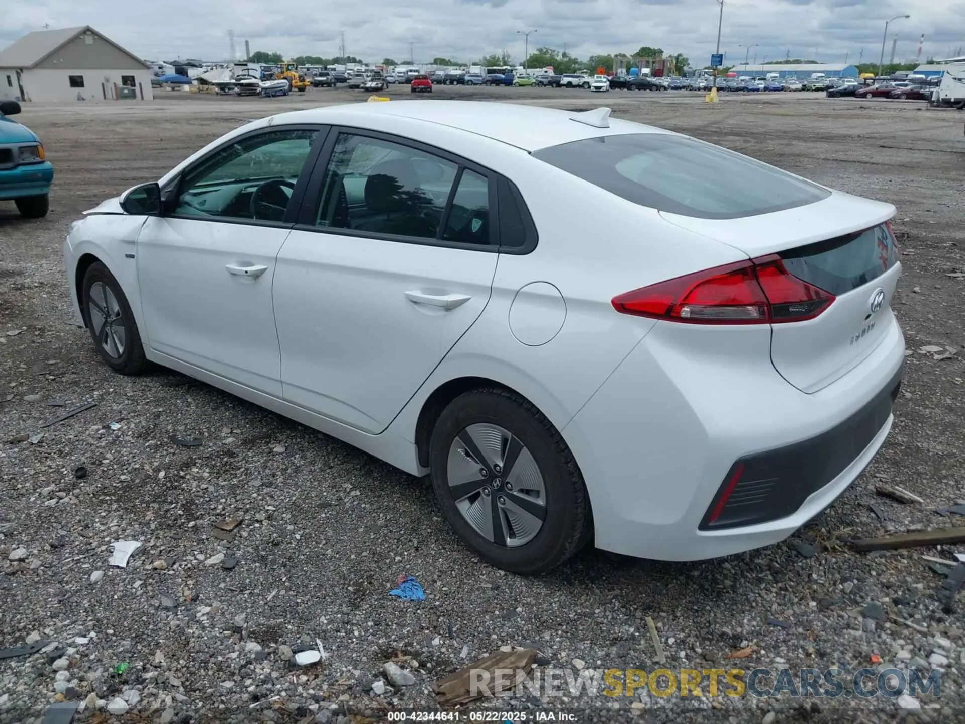 3 Photograph of a damaged car KMHC65LC8LU215813 HYUNDAI IONIQ HYBRID 2020