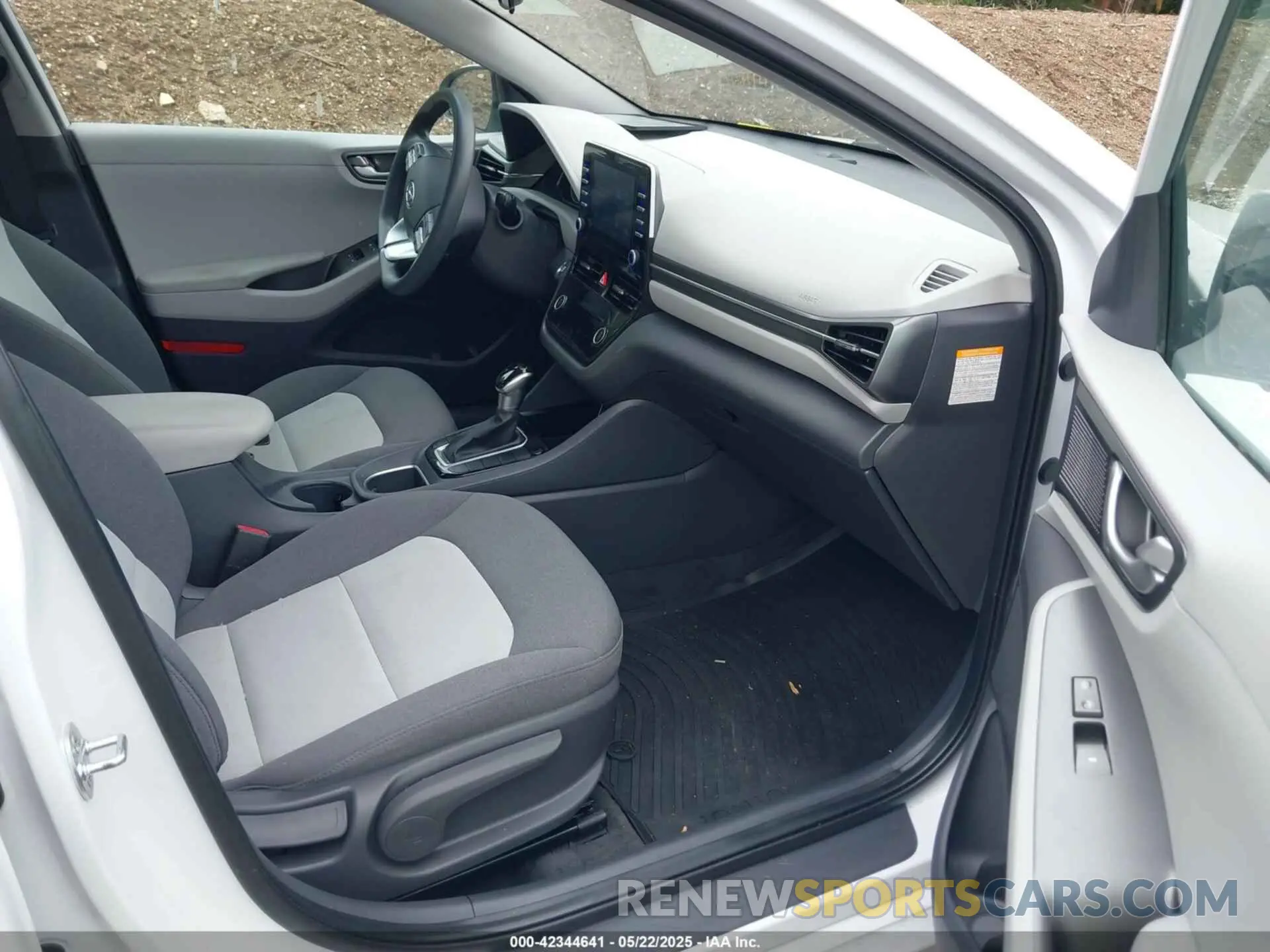 5 Photograph of a damaged car KMHC65LC8LU215813 HYUNDAI IONIQ HYBRID 2020