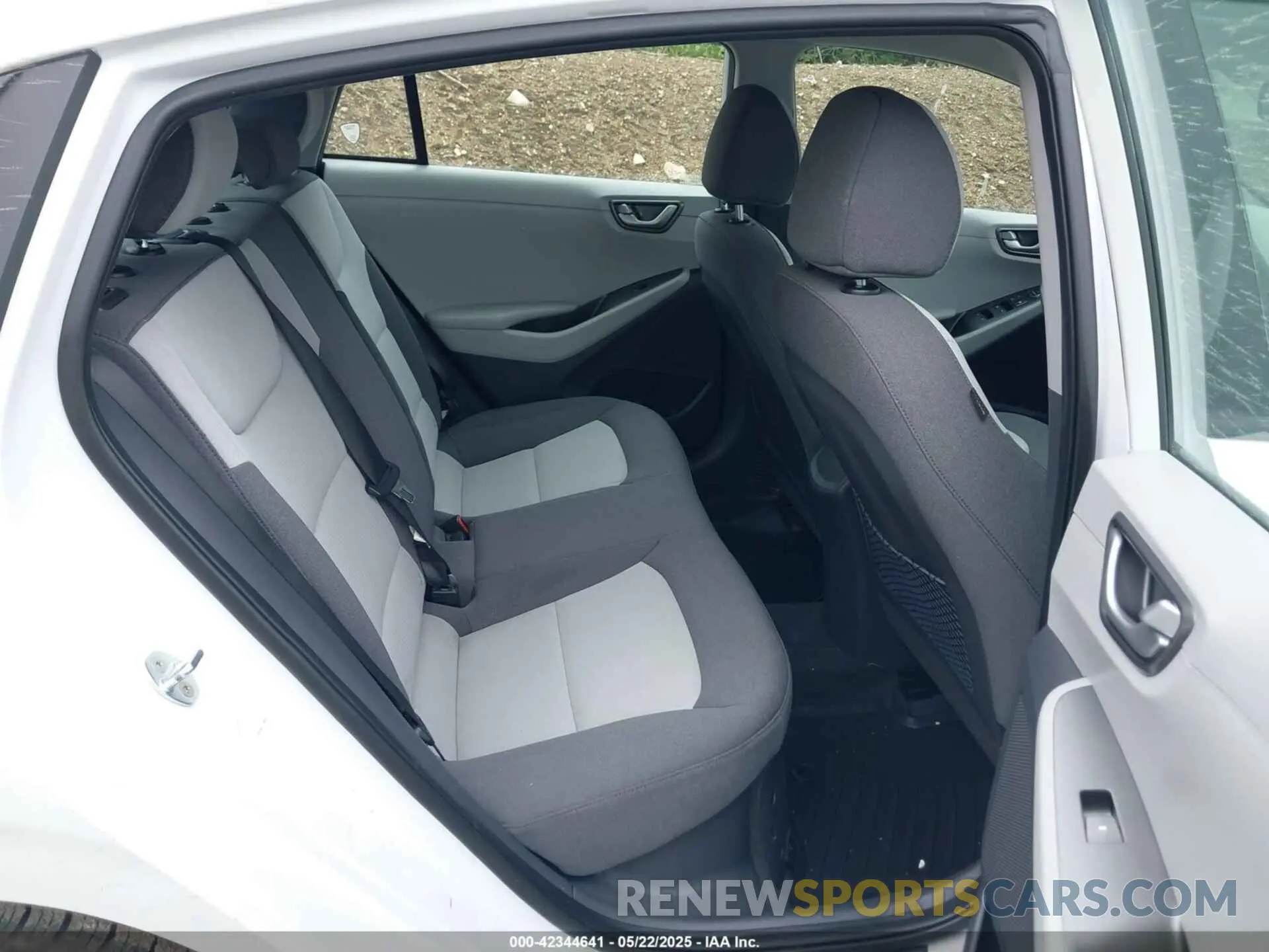 8 Photograph of a damaged car KMHC65LC8LU215813 HYUNDAI IONIQ HYBRID 2020