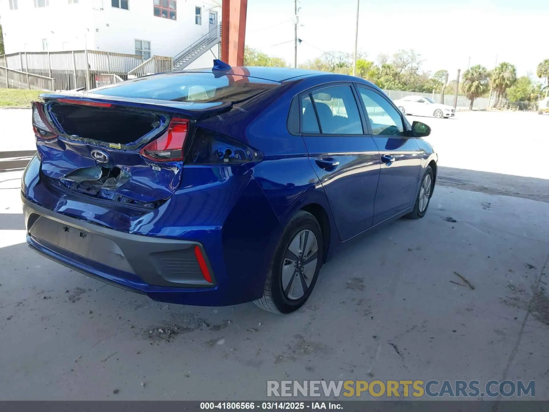 4 Фотография поврежденного автомобиля KMHC65LC8LU241795 HYUNDAI IONIQ HYBRID 2020