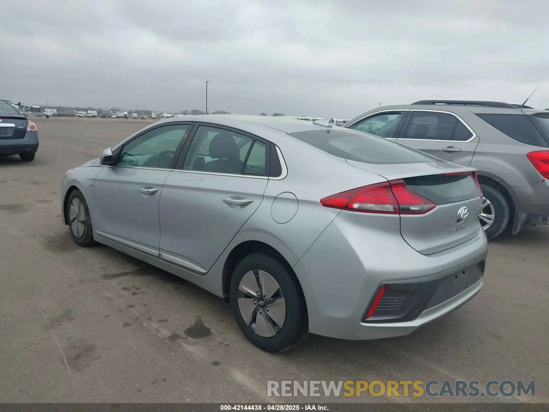 3 Фотография поврежденного автомобиля KMHC75LC0LU242355 HYUNDAI IONIQ HYBRID 2020