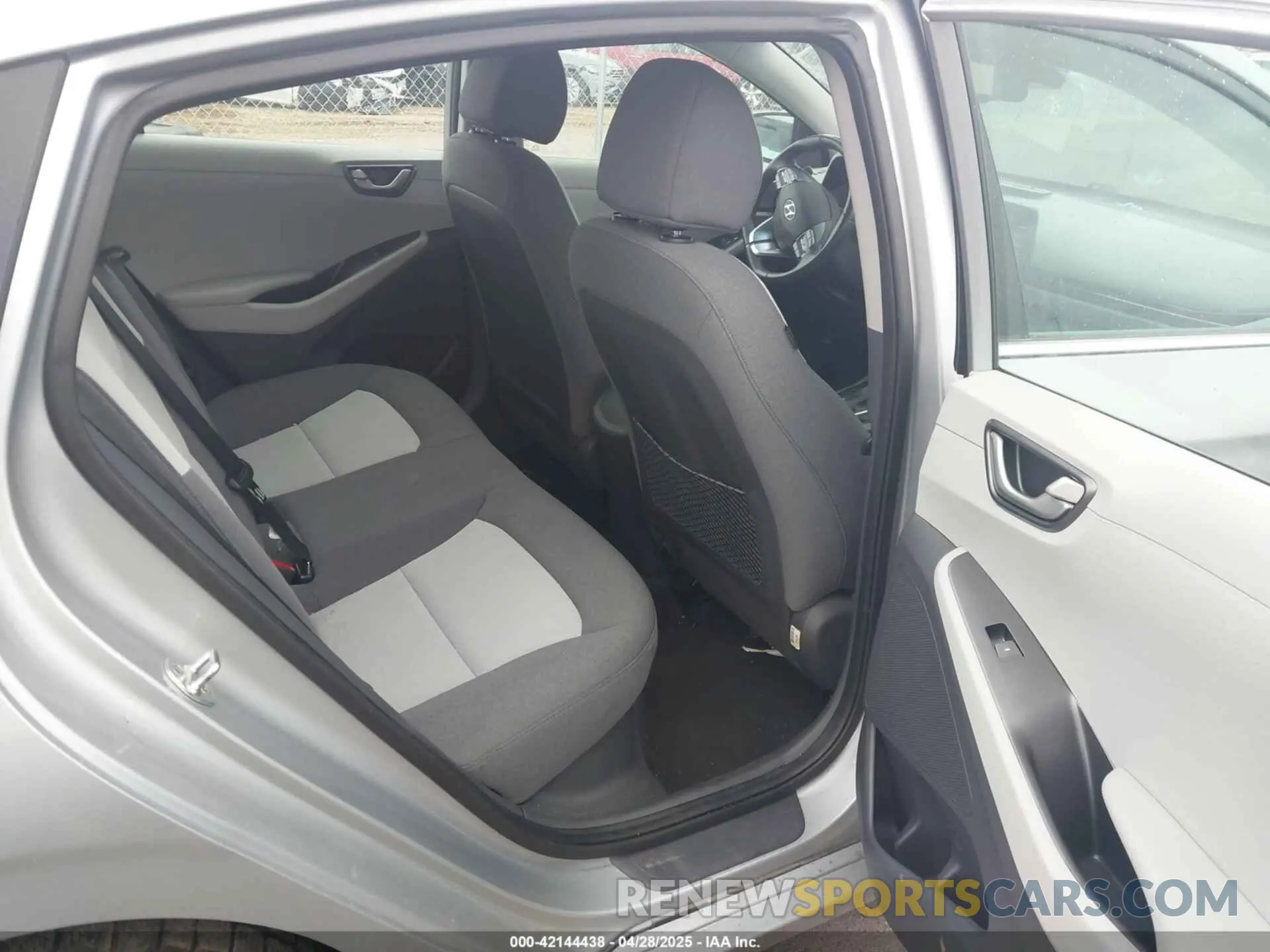 8 Фотография поврежденного автомобиля KMHC75LC0LU242355 HYUNDAI IONIQ HYBRID 2020